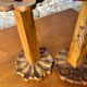 Paire de bougeoirs vintage en bois sculpté –