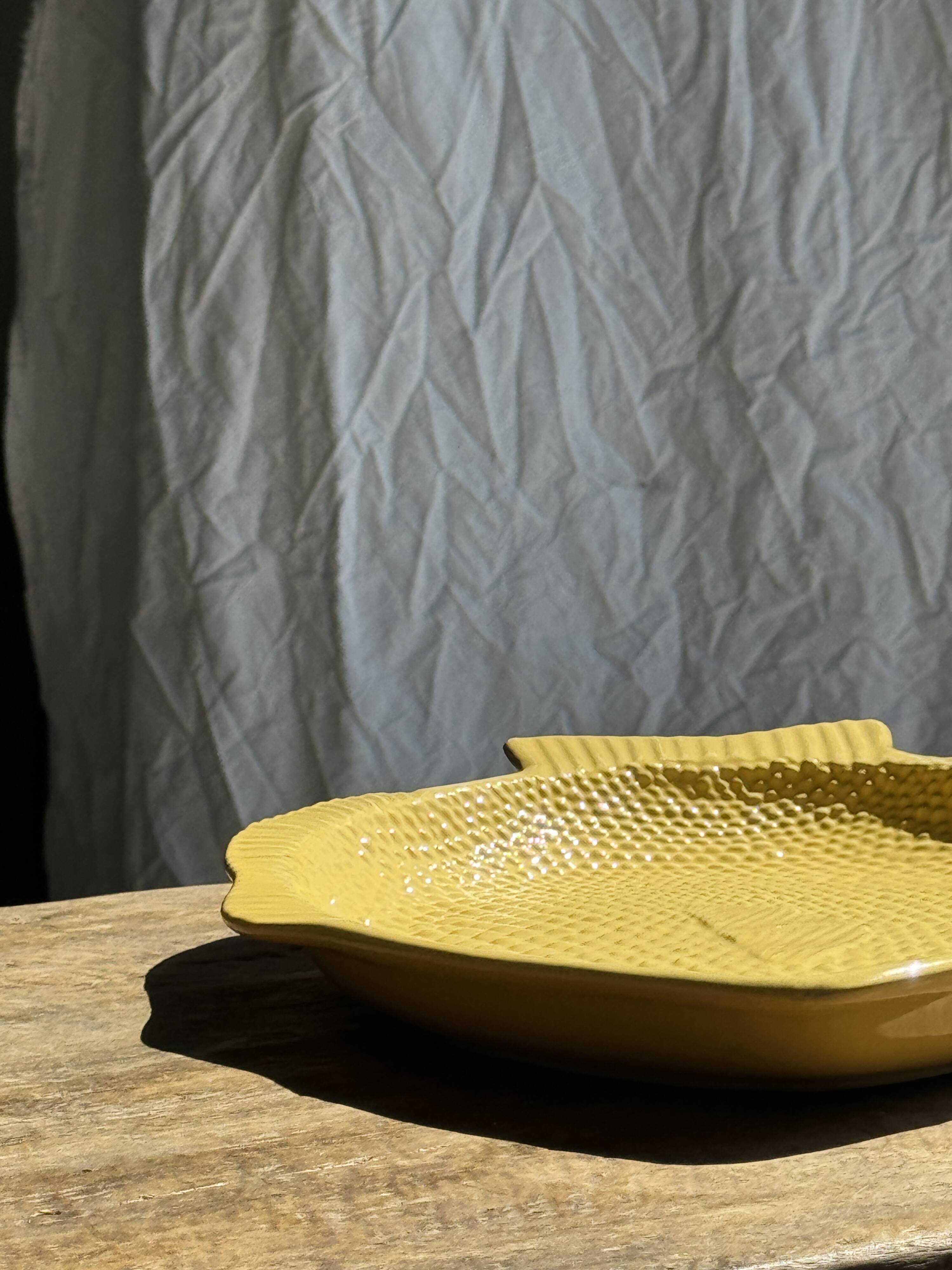 Yellow fish-shaped dish L38