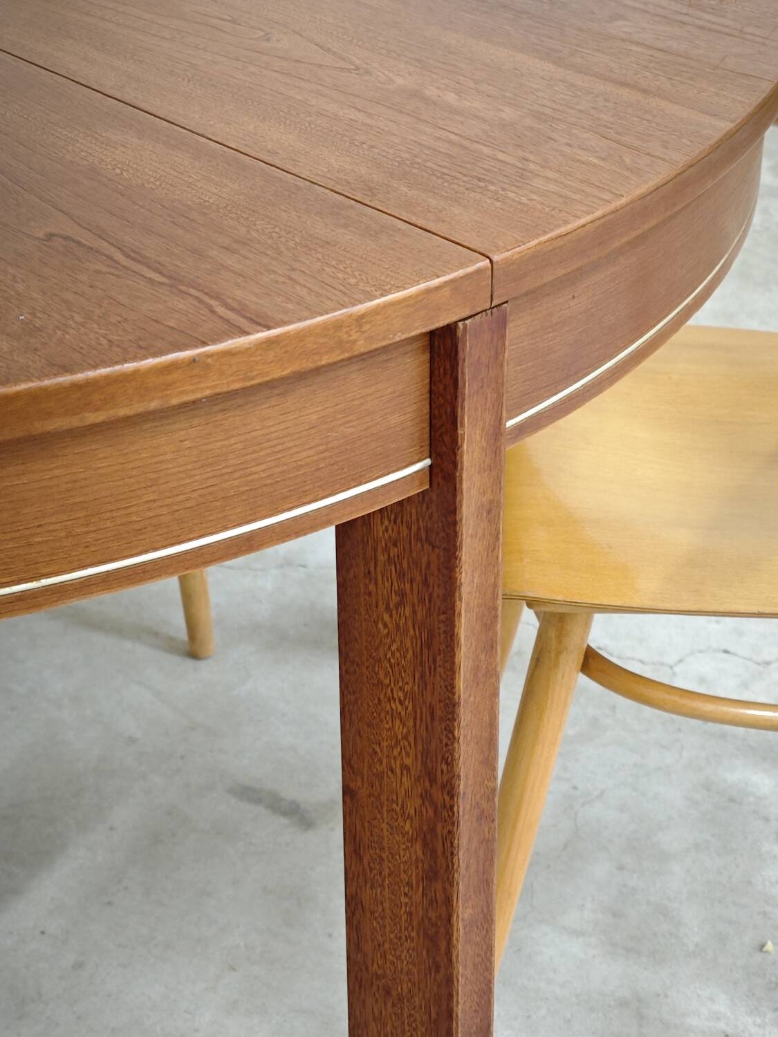 Extendable table with integrated Scandinavian style Self