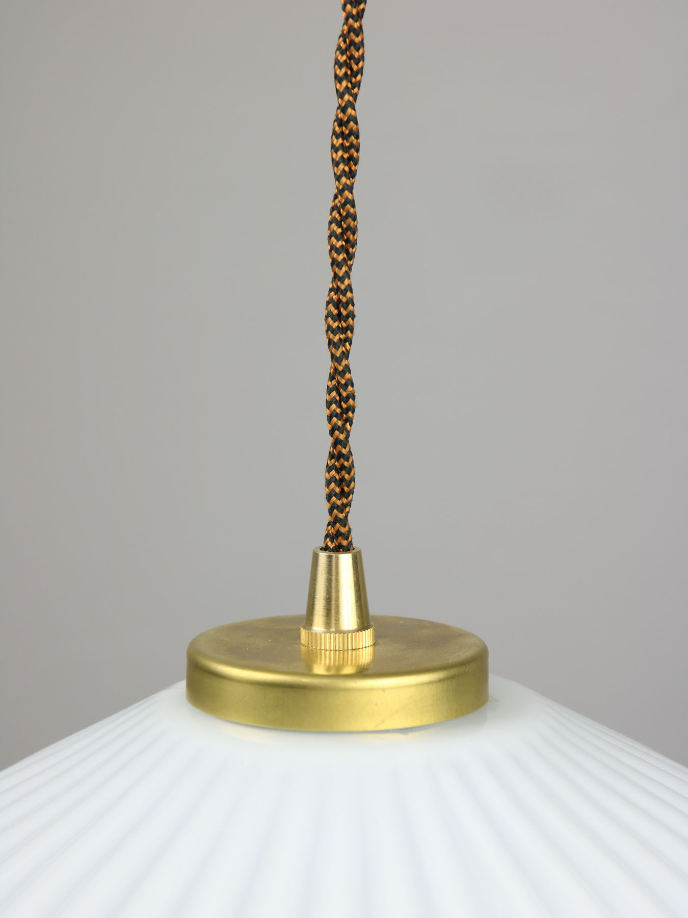 Suspension vintage en verre opalin & laiton