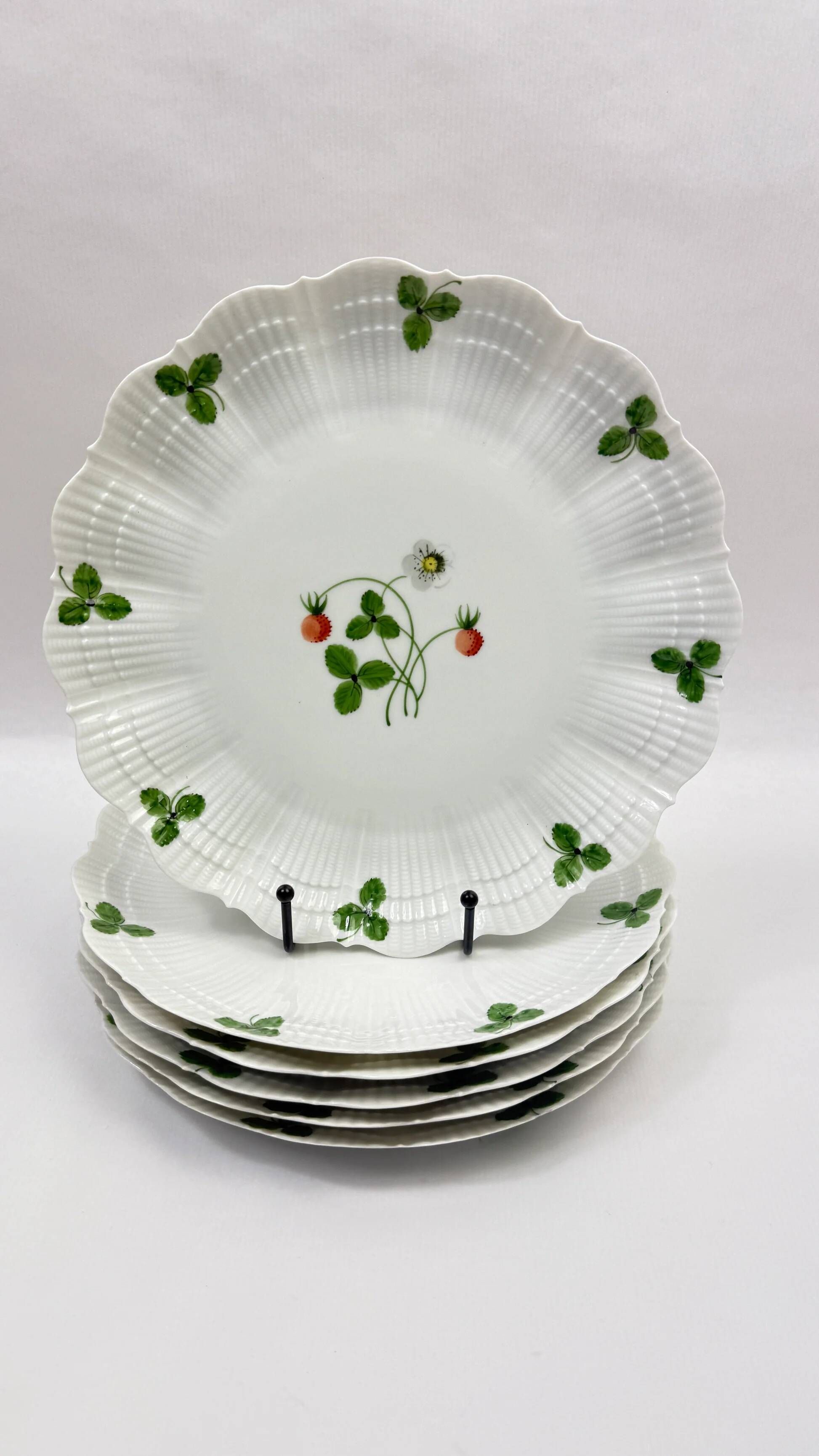 6 flat plates Limoges Le Chambrelain, woodland strawberry design, 25 cm