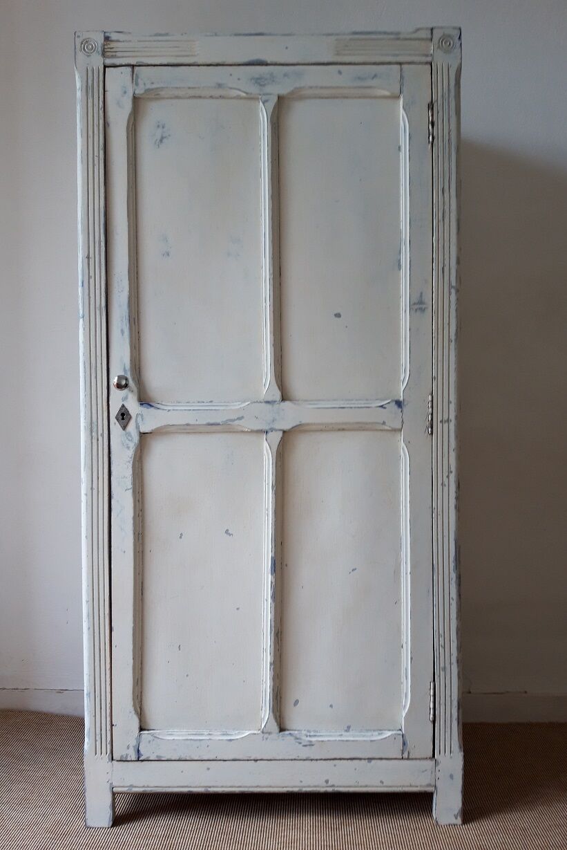 Parisian bonnetière cabinet