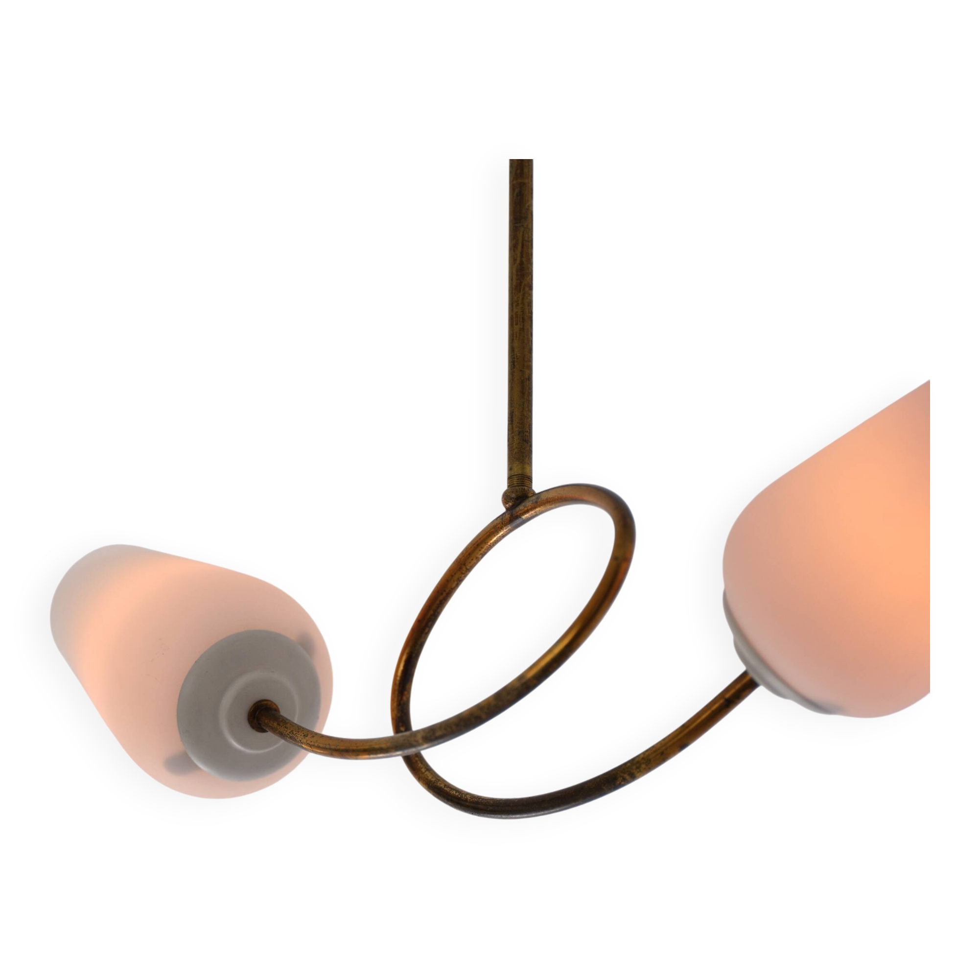 Lustre en laiton des années 1950 avec deux abat-jour en verre opalin