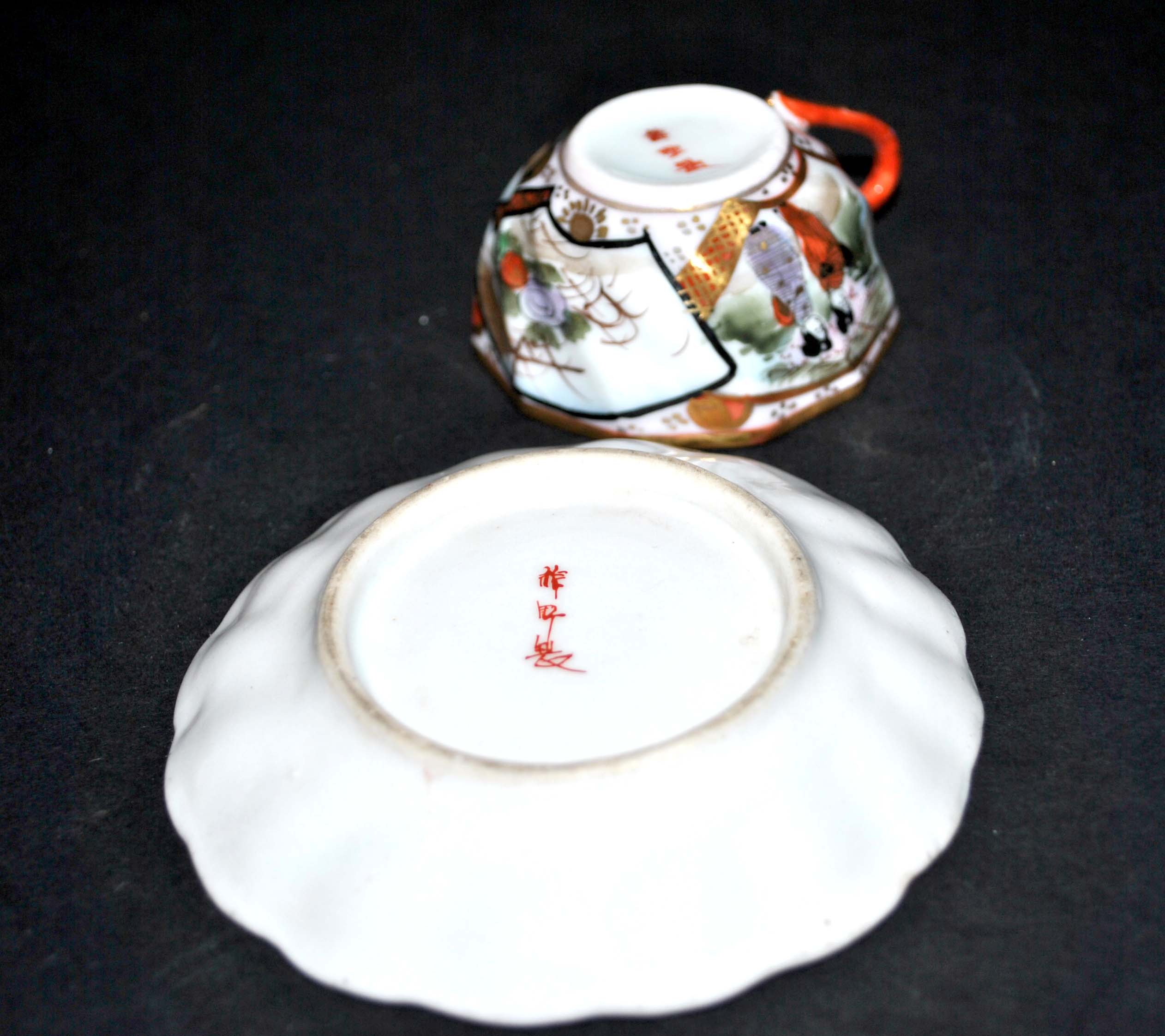Polylobed Japanese porcelain cup - hand-painted geisha décor