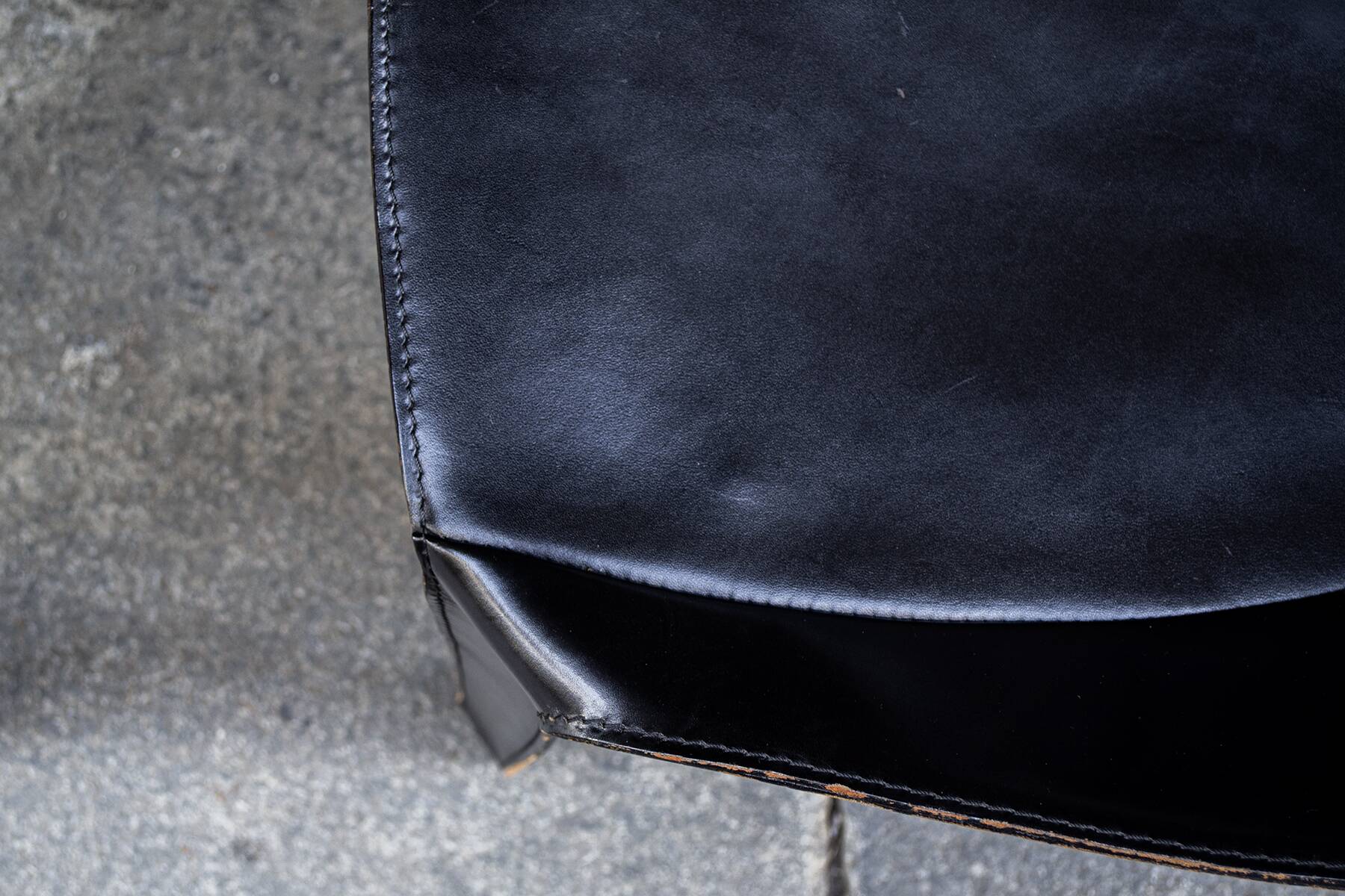 Sedie Lira e Liuto in pelle nera di Mario Bellini per Cassina 1989