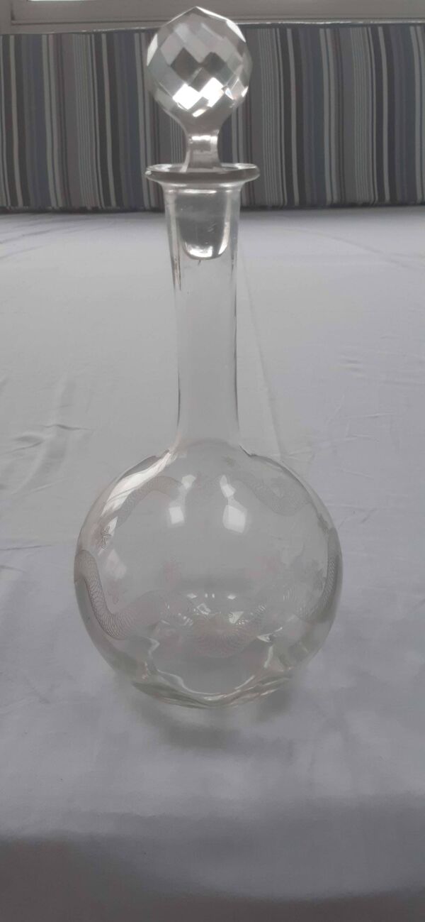 Carafe ancienne à vin en cristal gravé