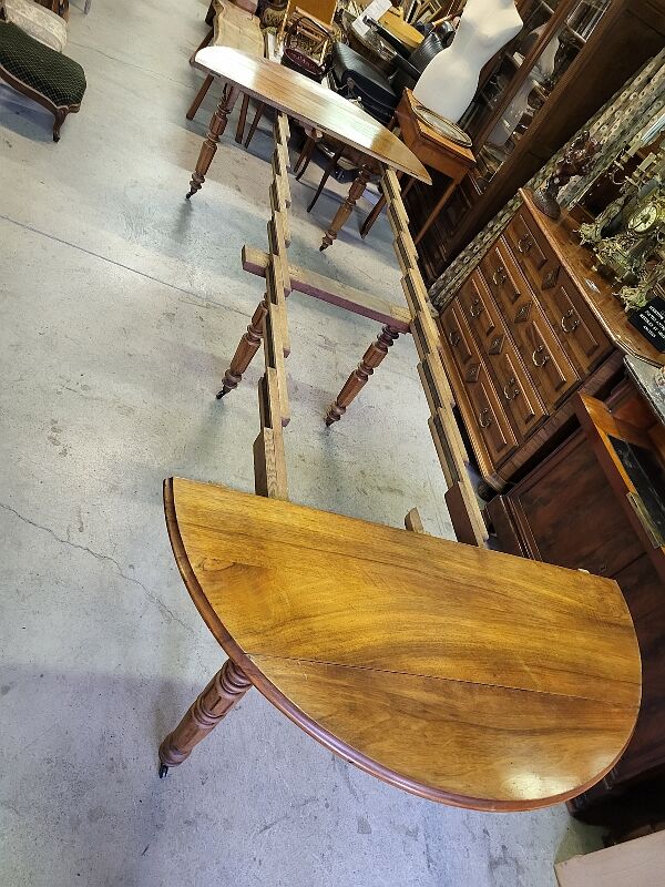 Table 6 pieds en noyer blond de 356 cm de long ouverte avec 5 allonges n10