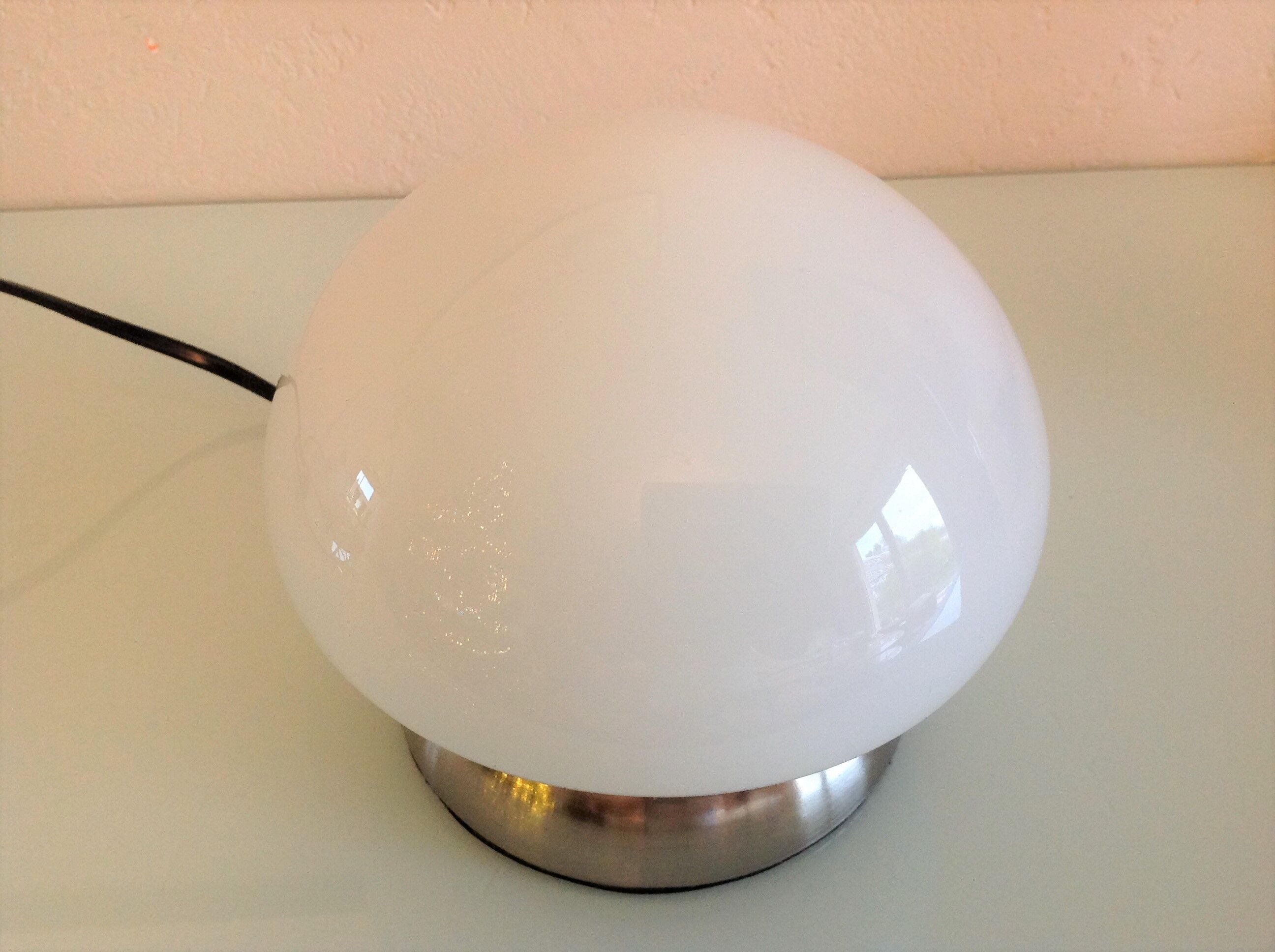 Bedside lamp in white opaline and chromed metal, 70s-80s