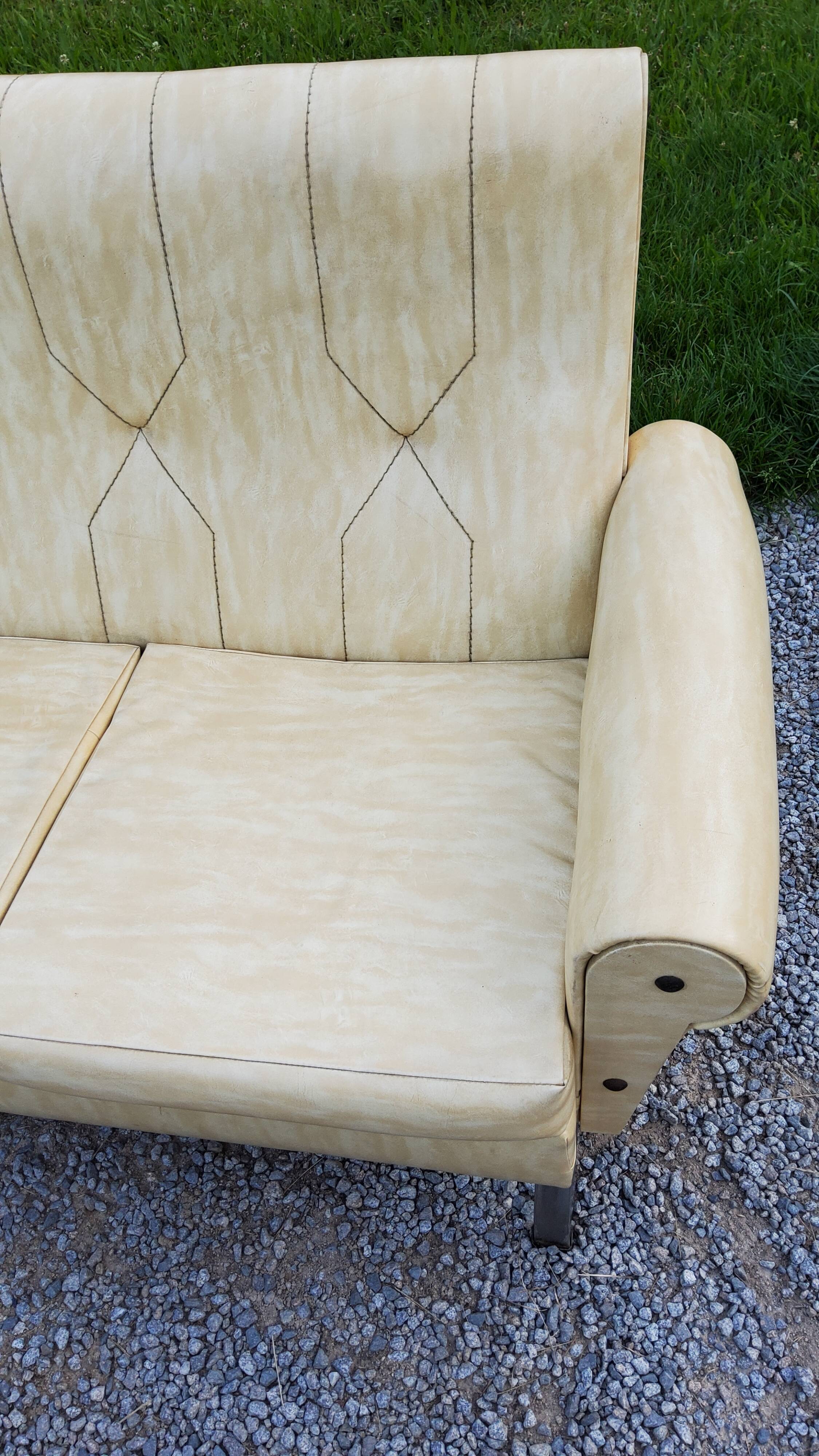 Fauteuils et canapé des années 60/70 en moleskine et piètement chromé sur ressorts