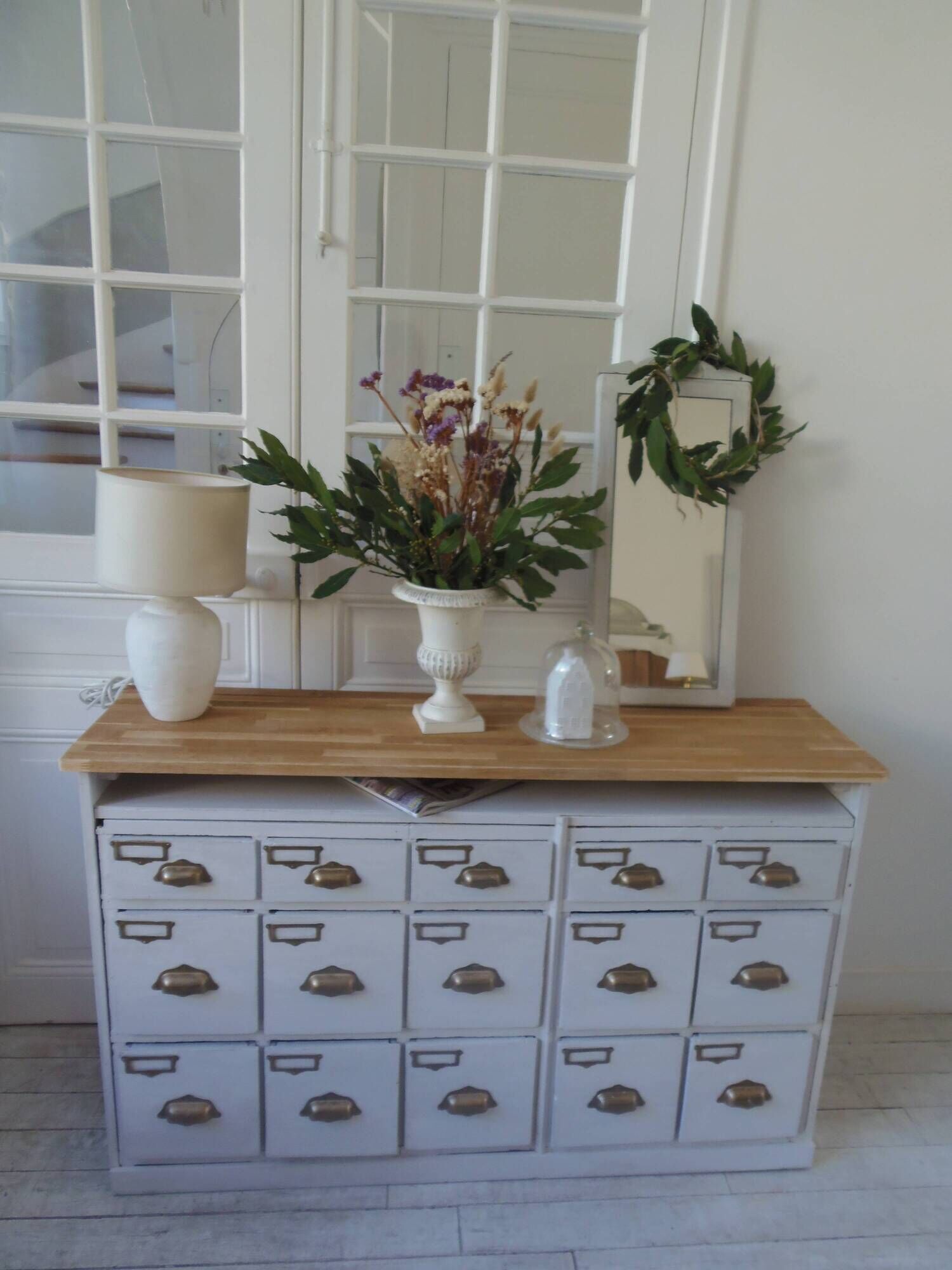 Meuble de métier vintage patiné gris perle, plateau bois.