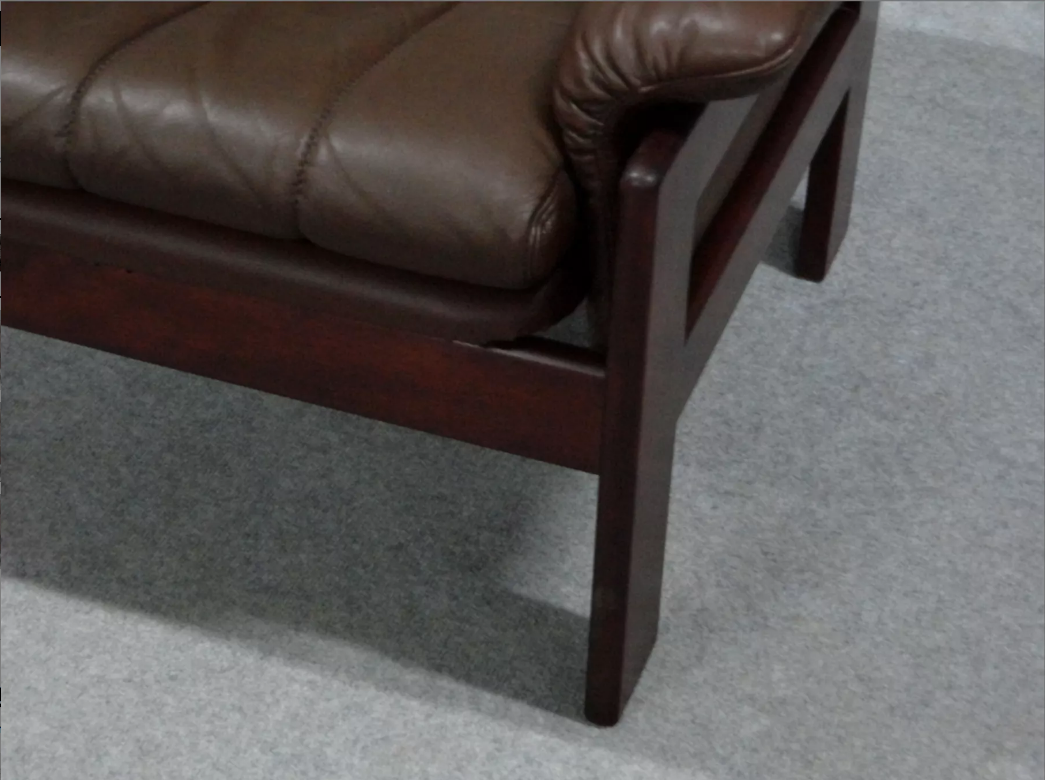 Pair of armchairs and ottoman in leather, 1970