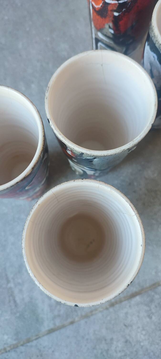 X5 enamelled ceramic mugs with abstract 60s decor