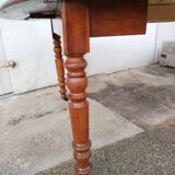 Extendable oval table