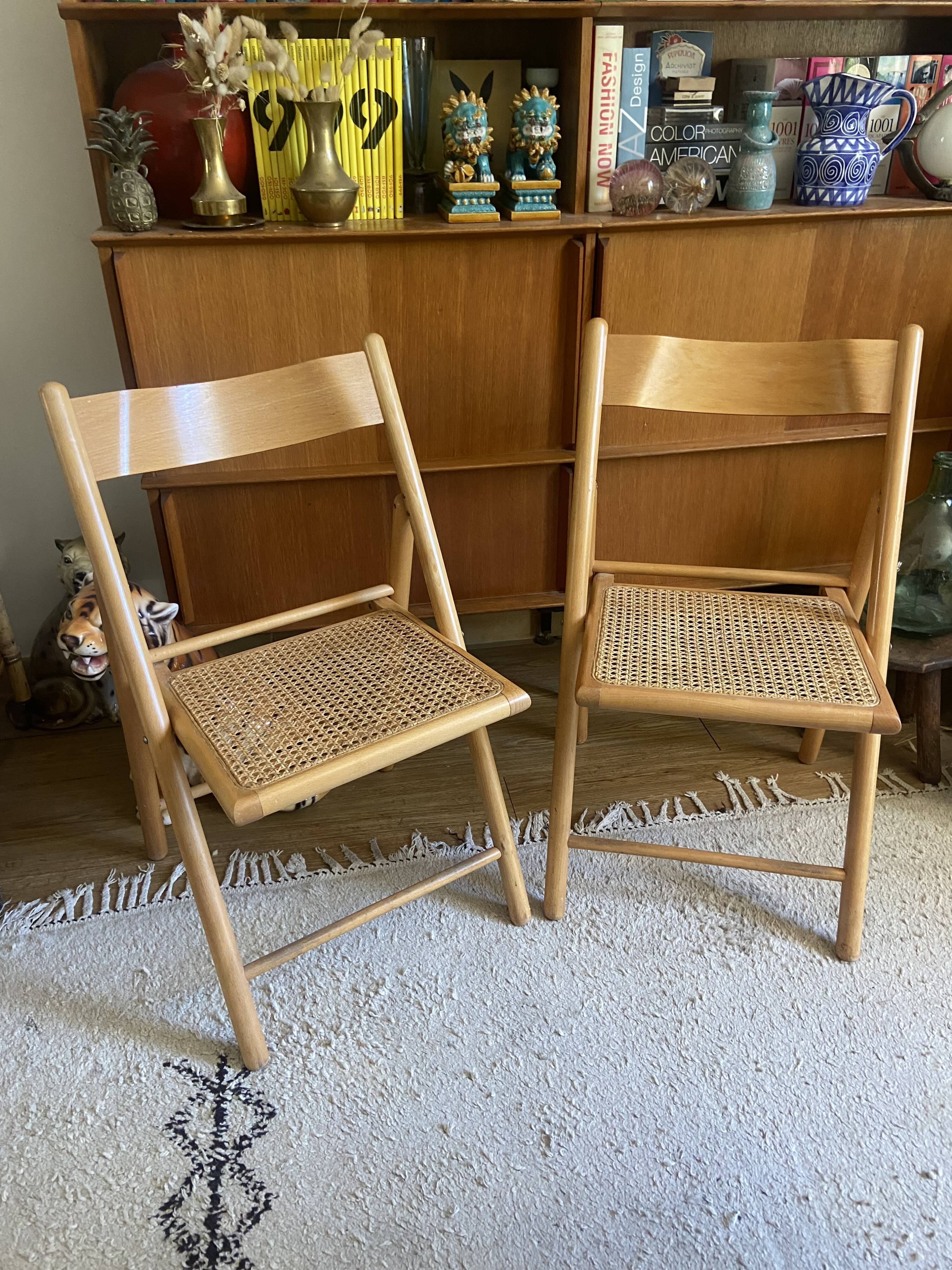 Pair of folding wooden chairs and vintage cannage