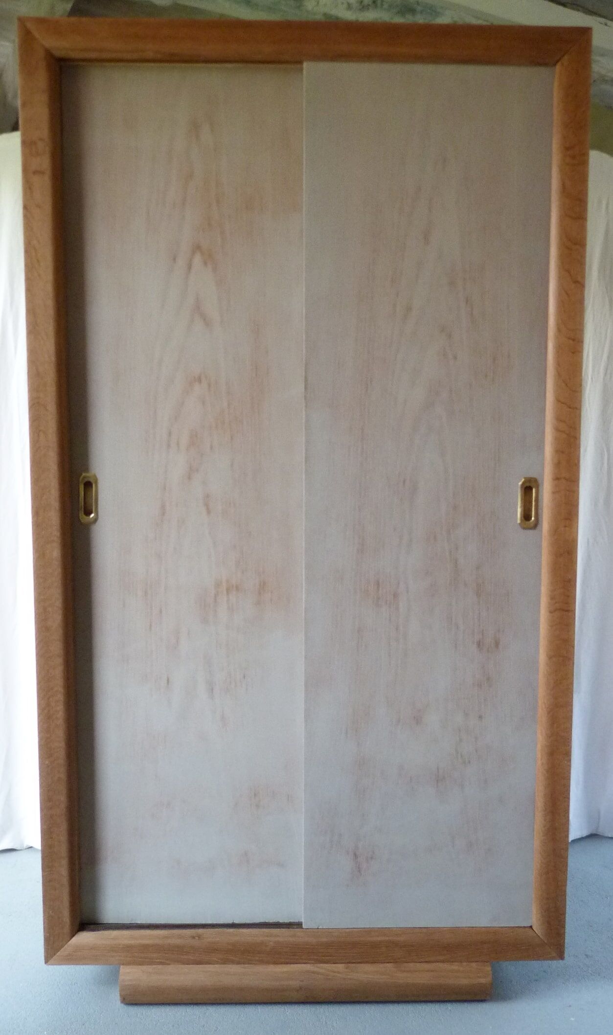 Art deco sliding door cabinet