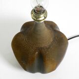 Très belle lampe de table en céramique des années 1960 avec abat-jour en tissu d'origine.