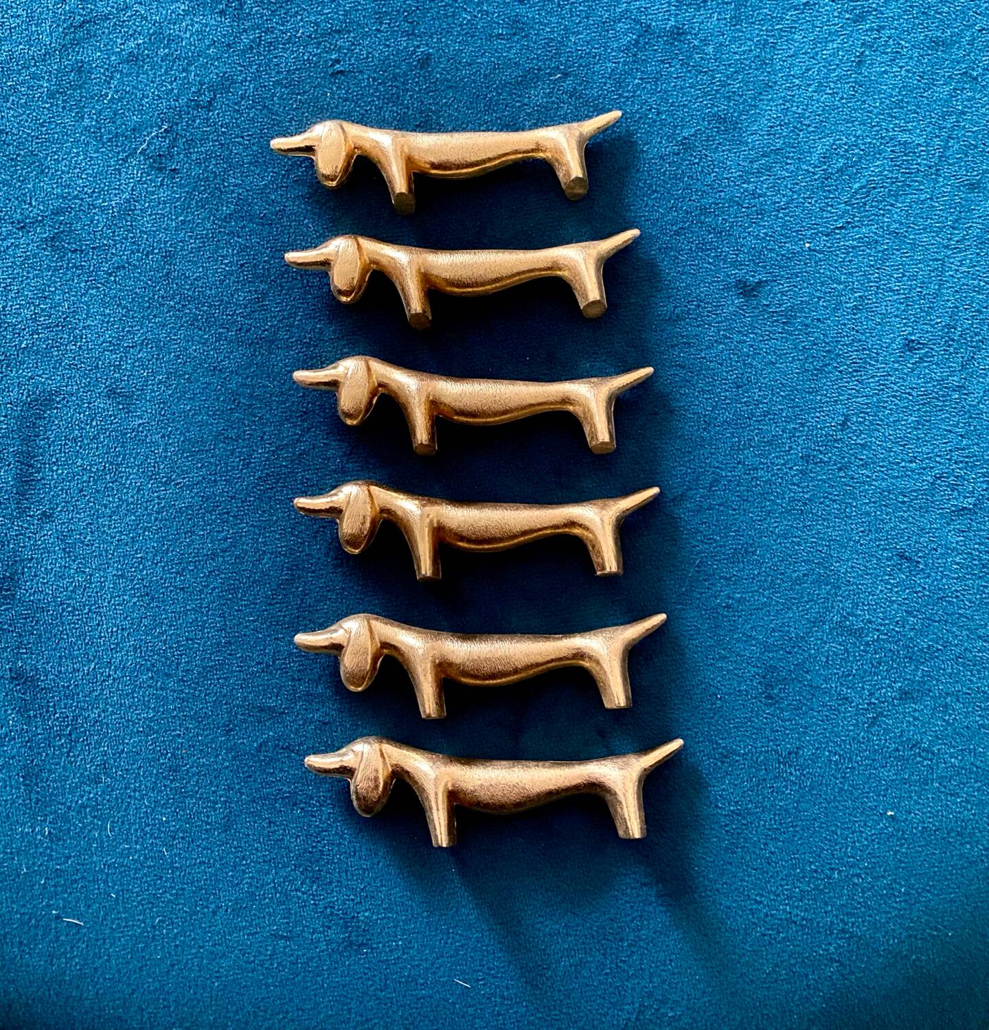 6 dog-shaped knife holders in fine gold-plated metal