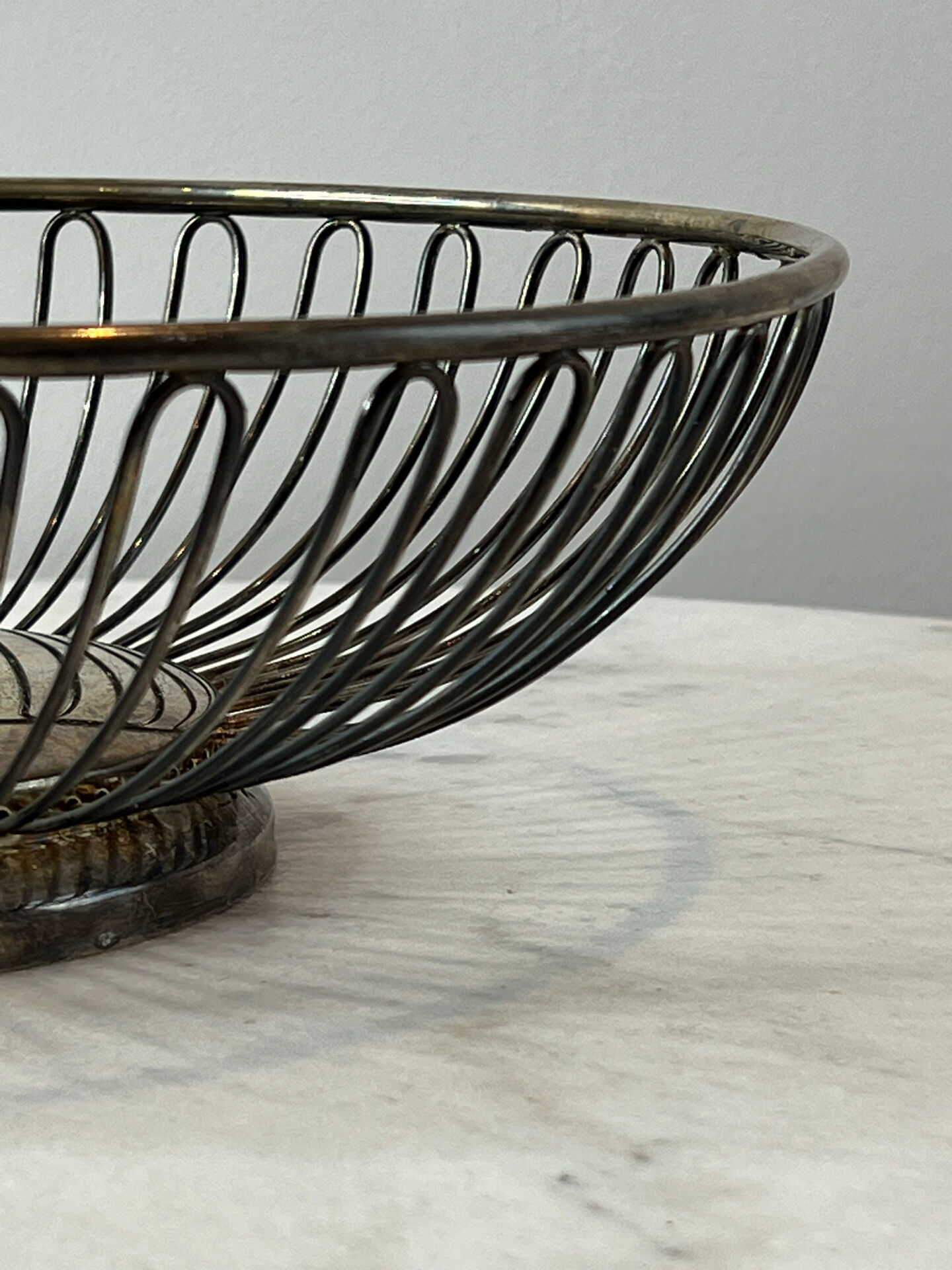 Elegant vintage design silver-plated wire planter