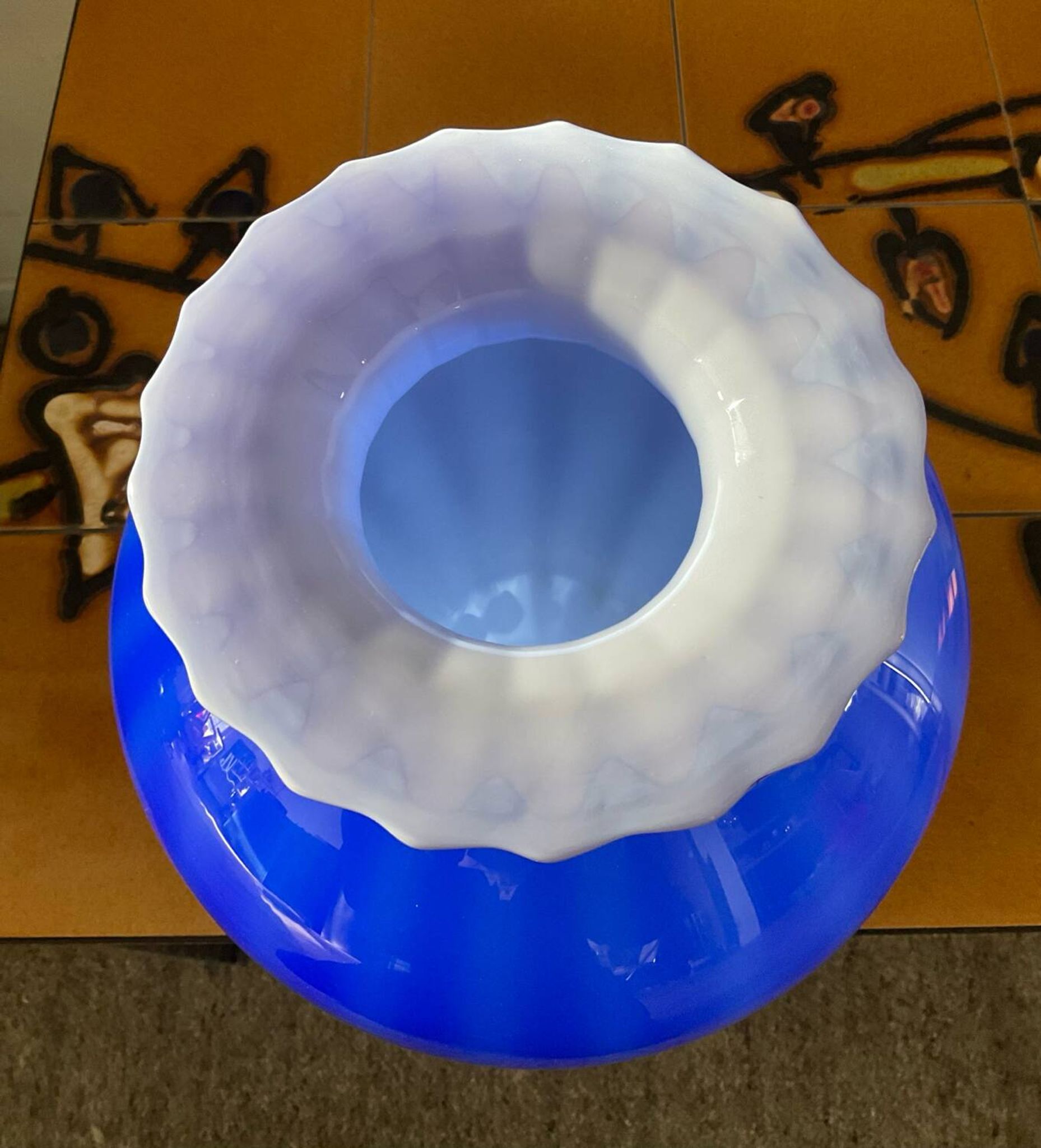 Grand vase boule Murano en pâte de verre bicolore