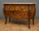 Commode galbée de style Louis XV en marqueterie