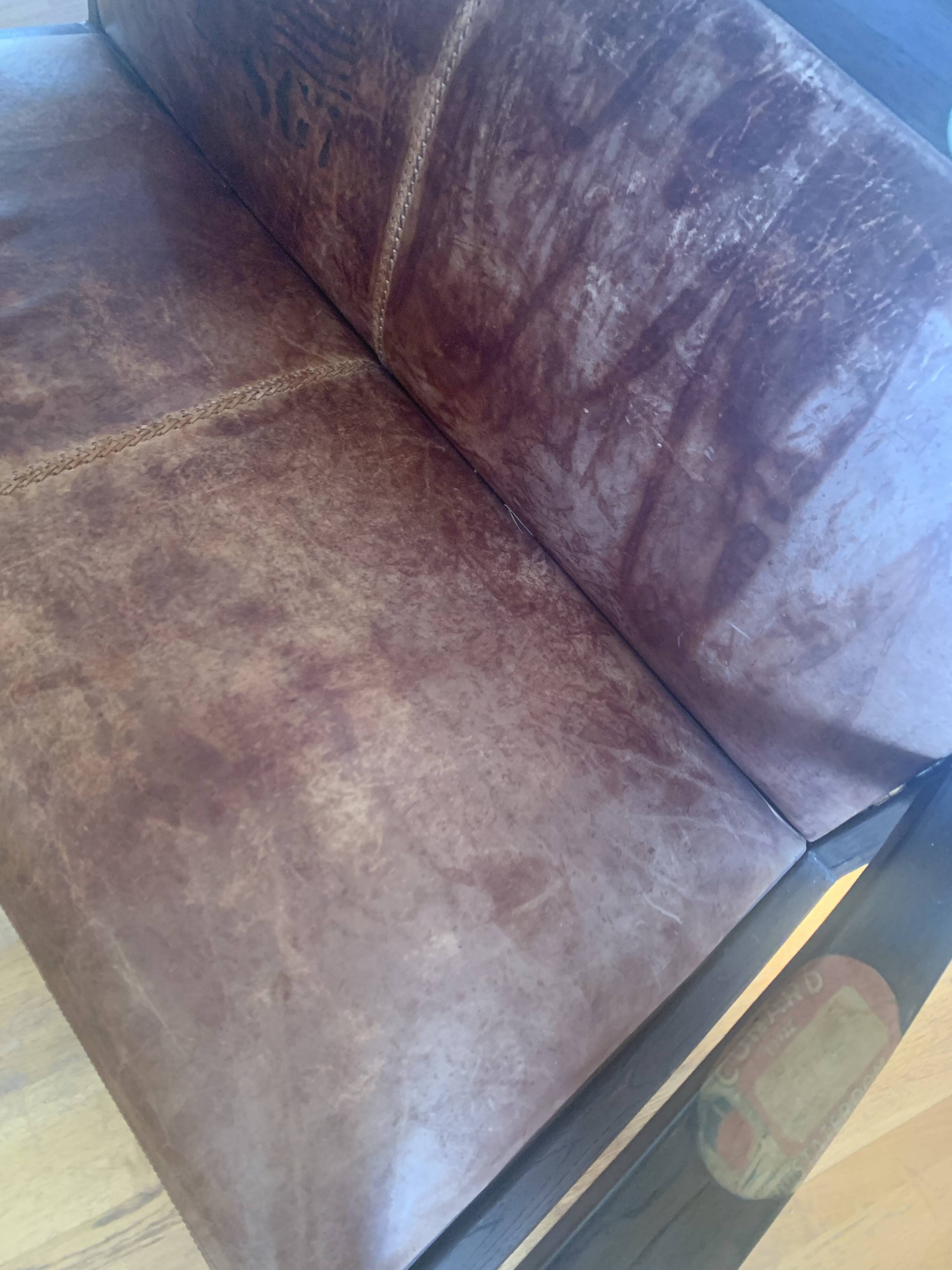Vintage colonial-style bench in solid wood and patinated leather.
