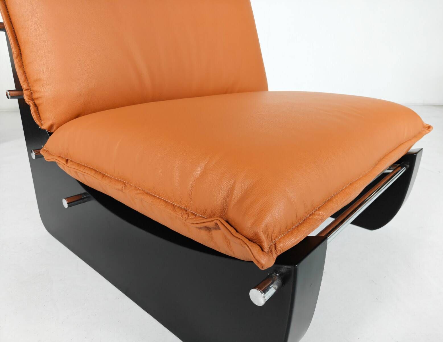 Pair of Armchairs by Guiseppe Munari, Italy, 1970s - New Upholstery