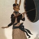 Femme au parapluie en métal, pendulaire