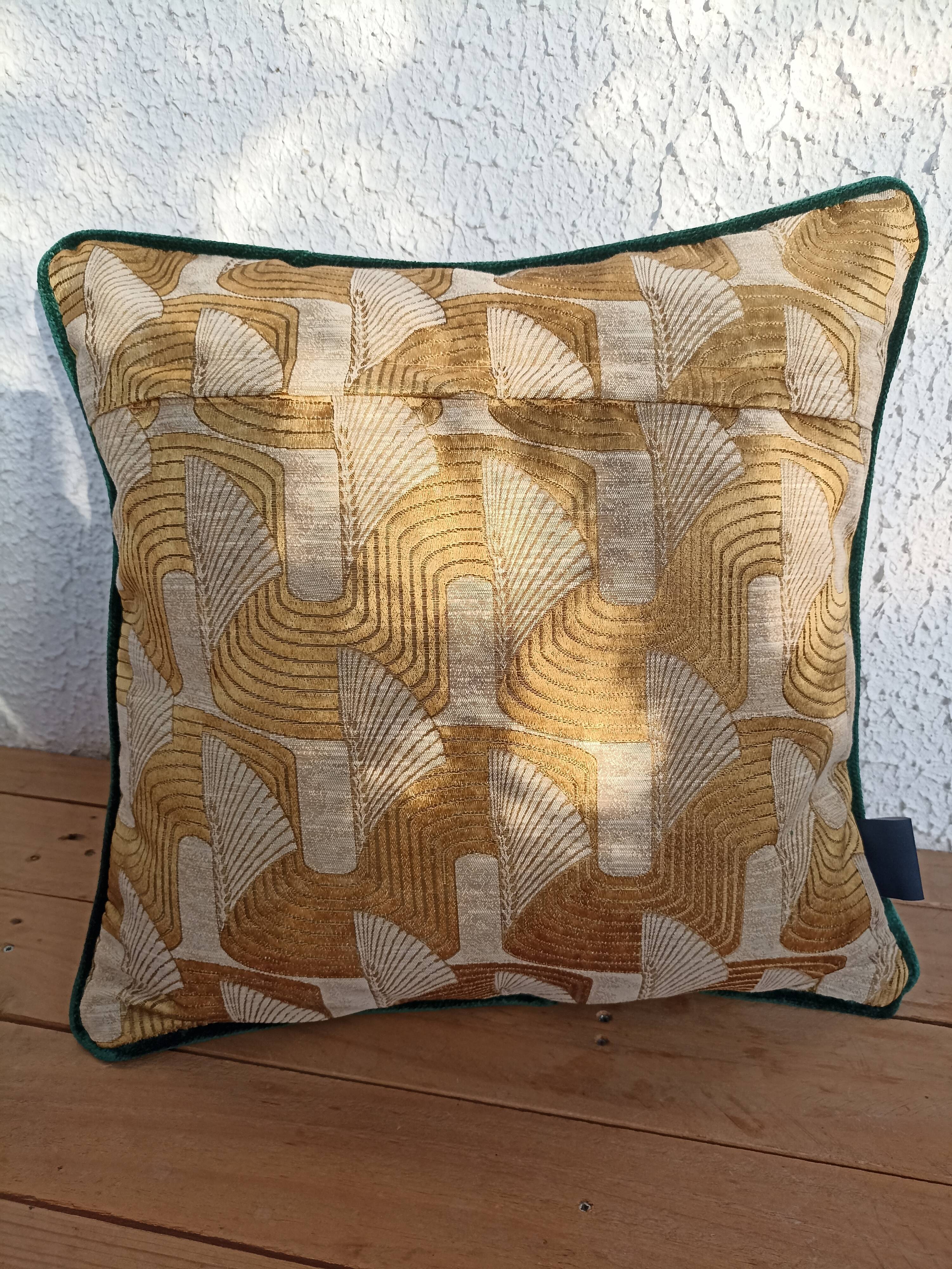 Golden jacquard cushion 40x40