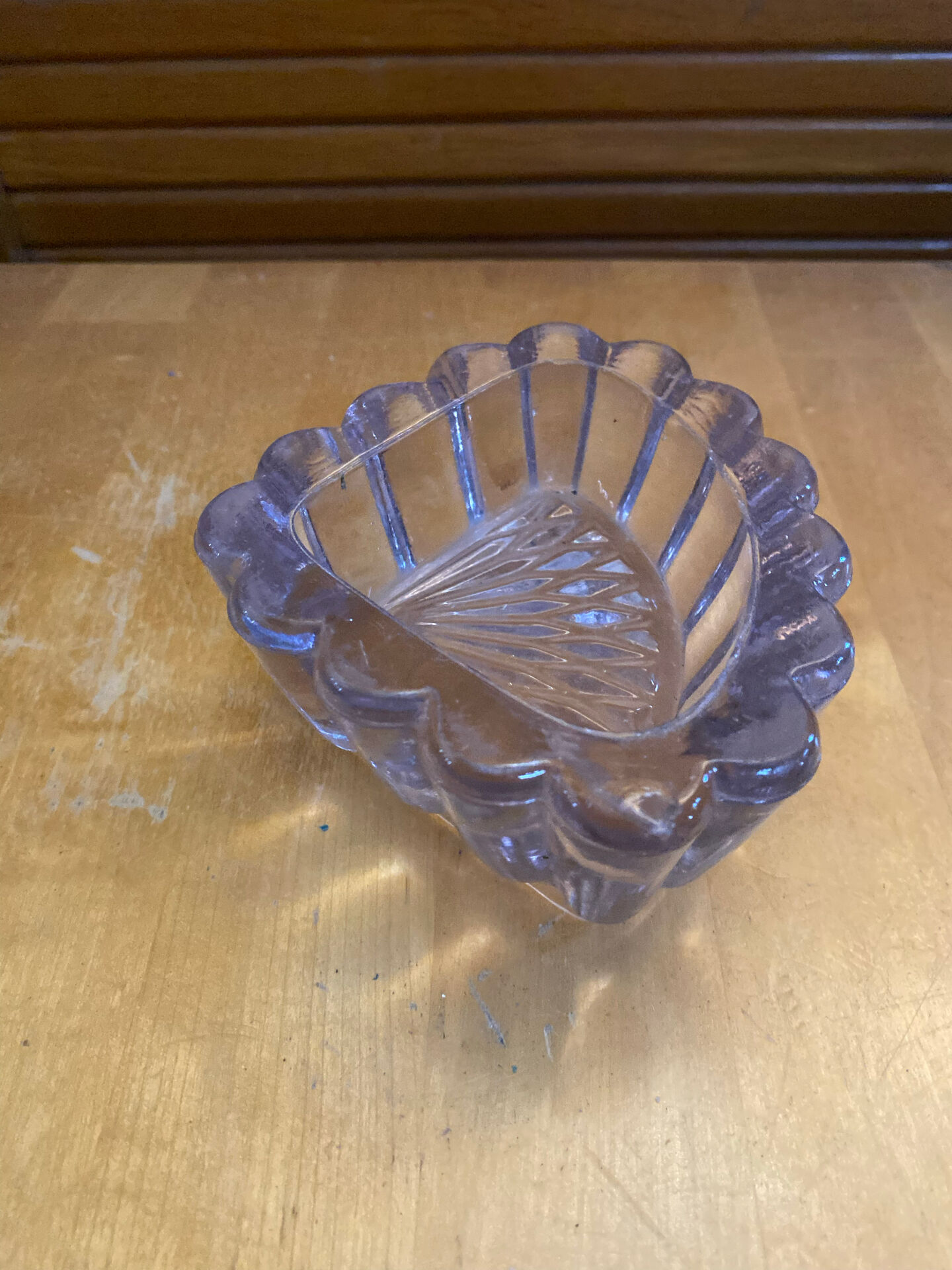Vide poche ancien en verre moulé rose