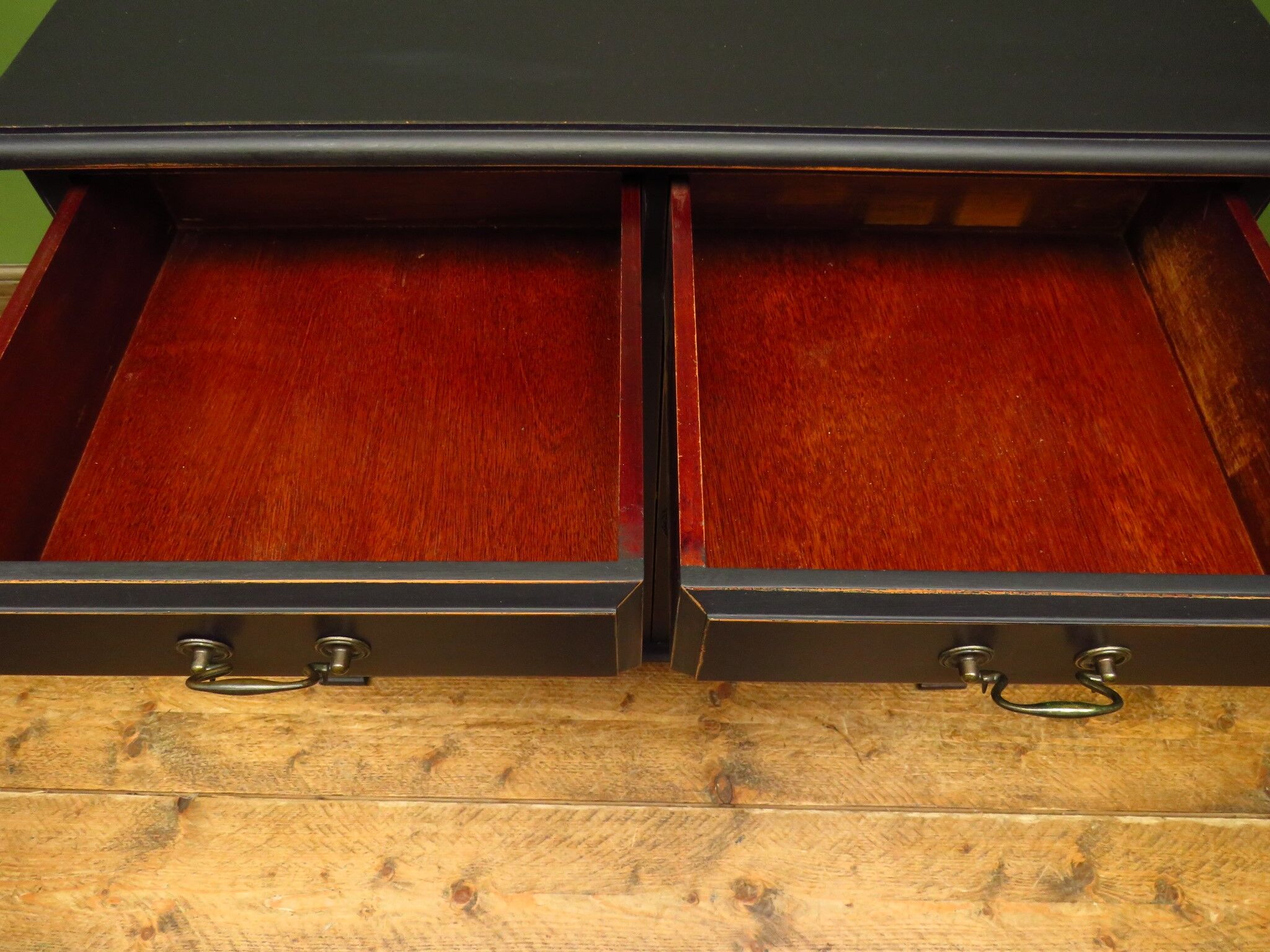 Buffet de cuisine noir peint
