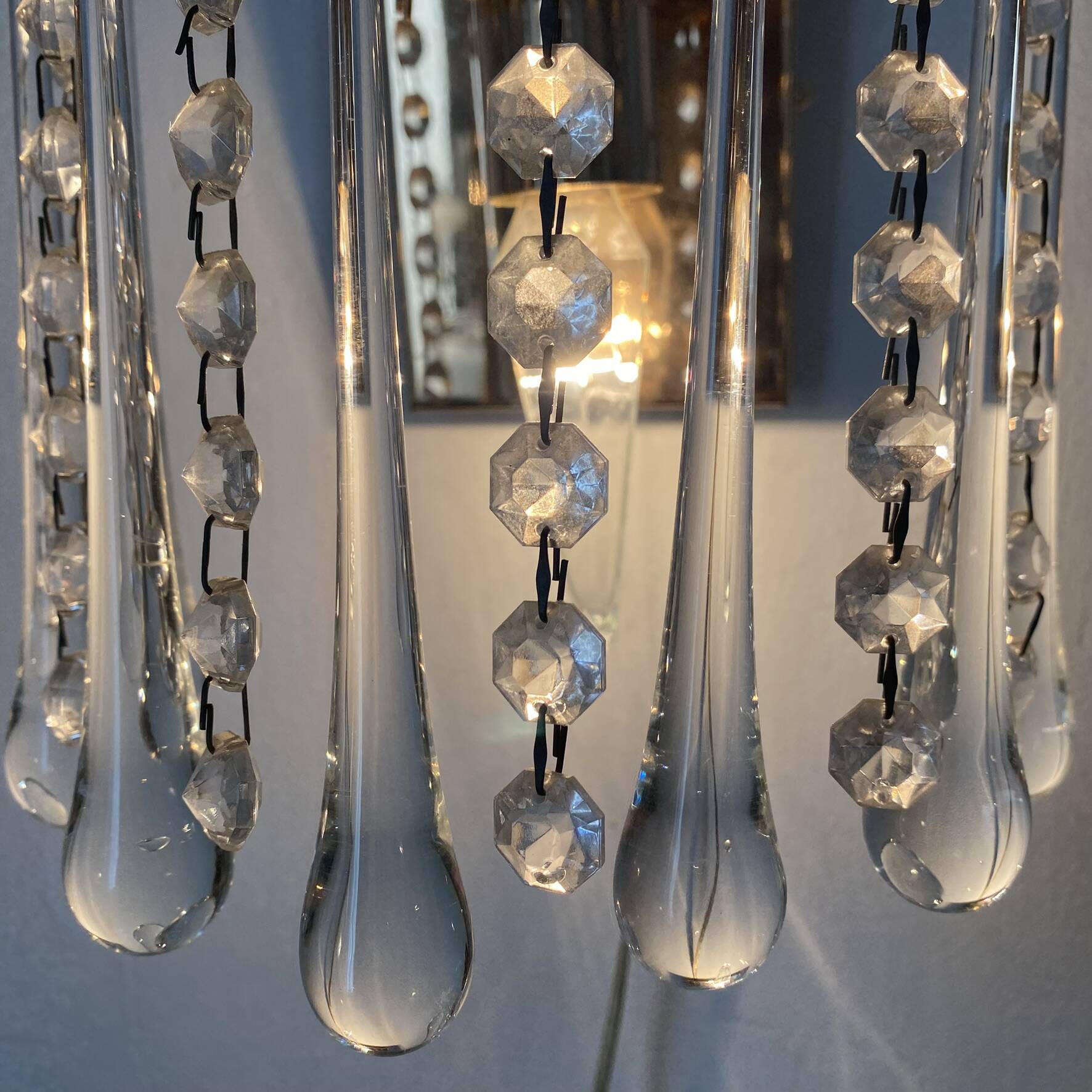 Pair of Italian wall lights Hollywood Regency with pendants and drops.