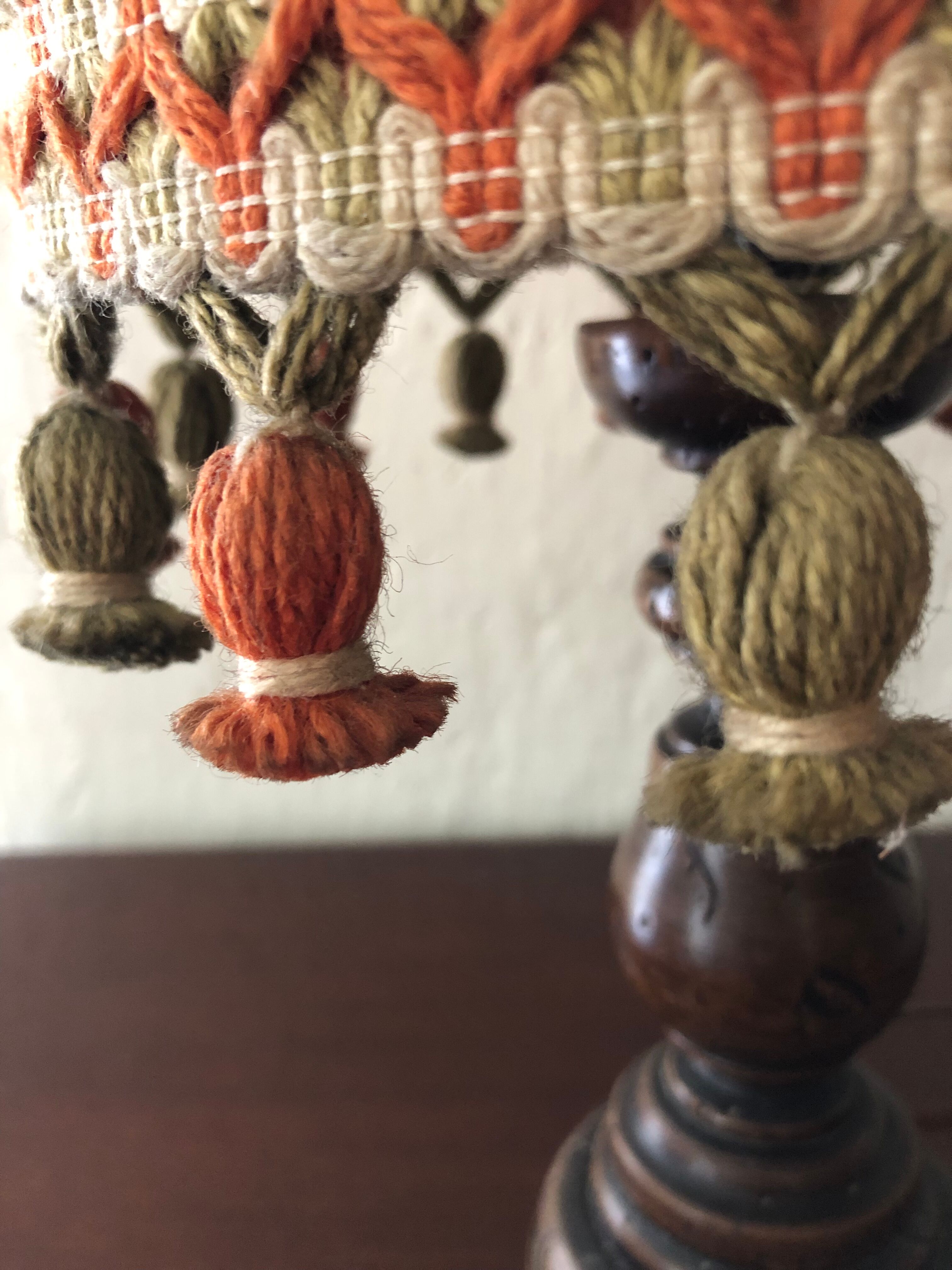 Table lamp wood and jute with pompoms