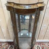 Vitrine galbée de style Louis XVen bois peint et bronze