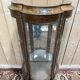 Vitrine galbée de style Louis XVen bois peint et bronze