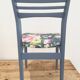 Chaise en bois bleue velours fleuri effets vintage