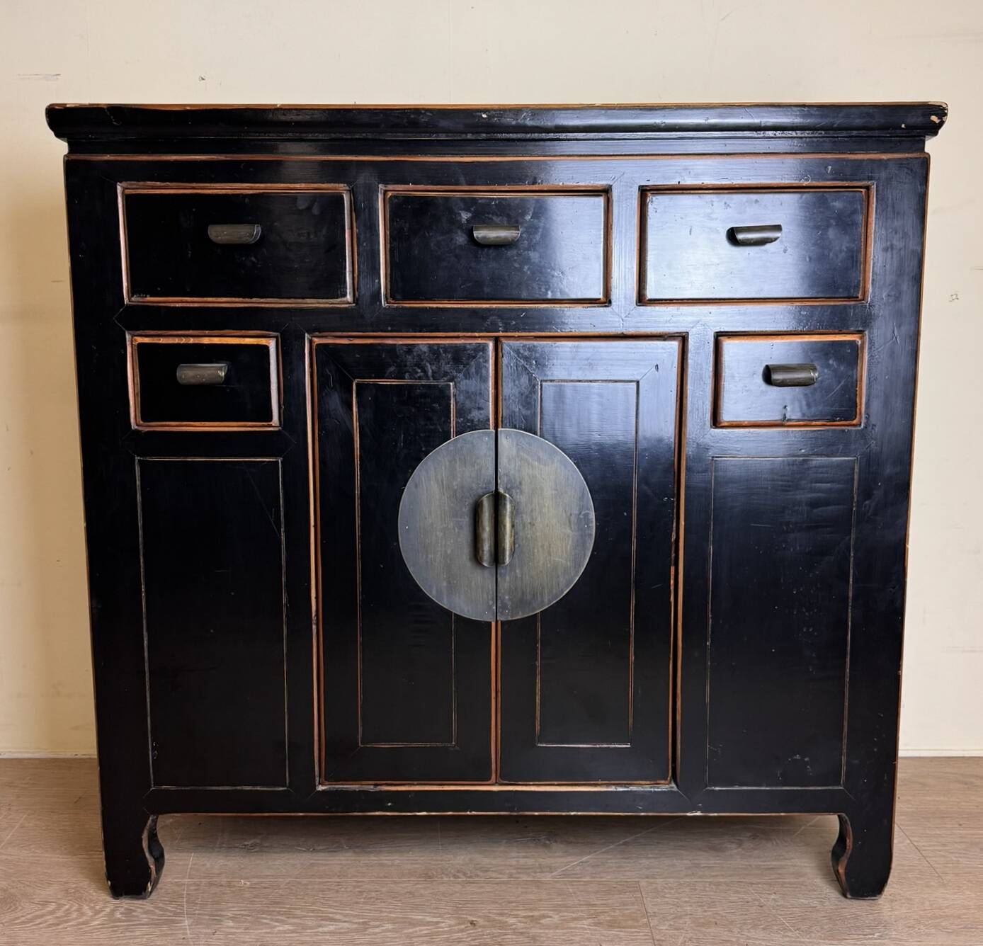 Chinese chest of drawers in black and gold lacquer
