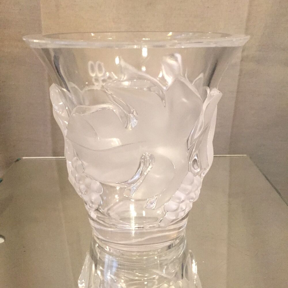Vase en verre epais lalique modele saumur a decor de feuilles de vigne et raisin