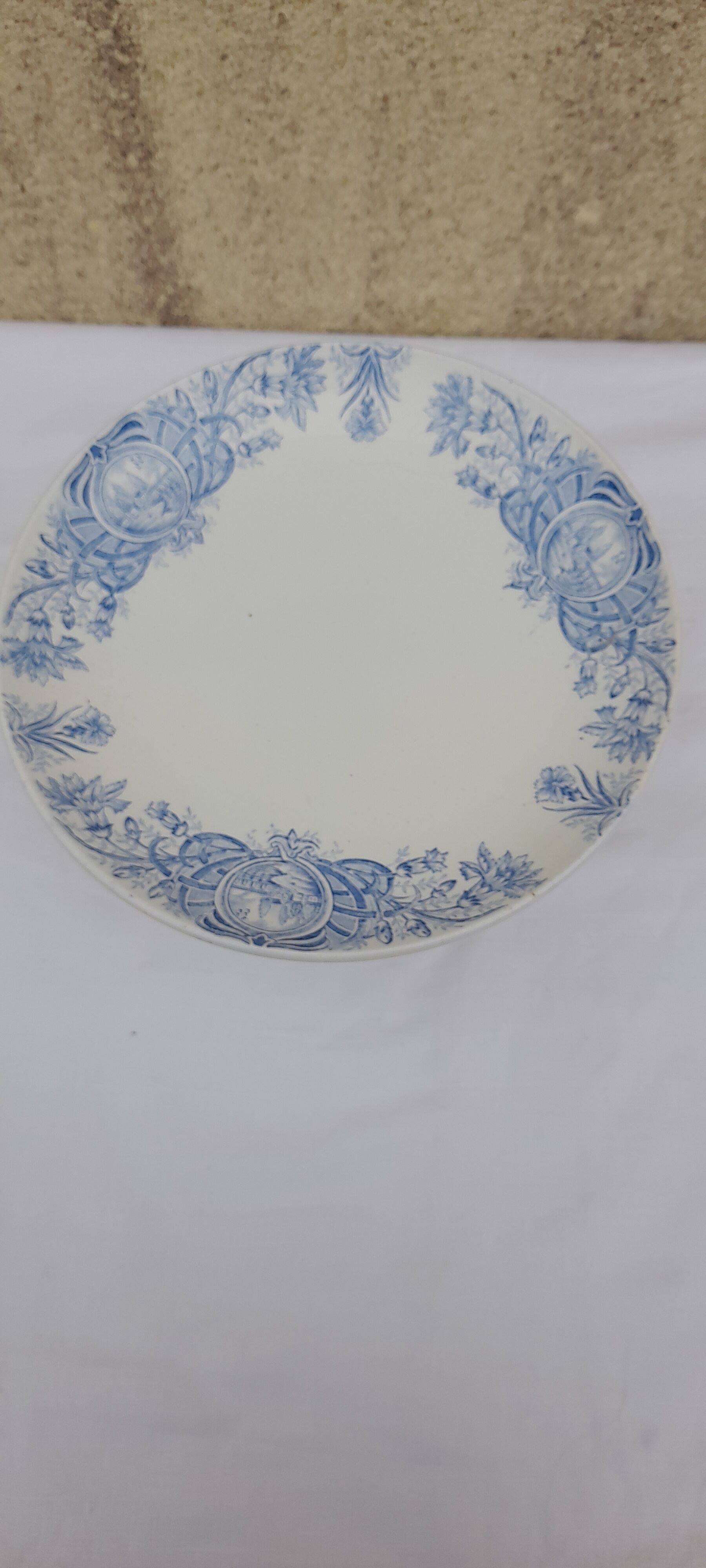 Faience compotier by Saint Amand A. Lebacqz & Bouchard model Persian diam 23.5 cm