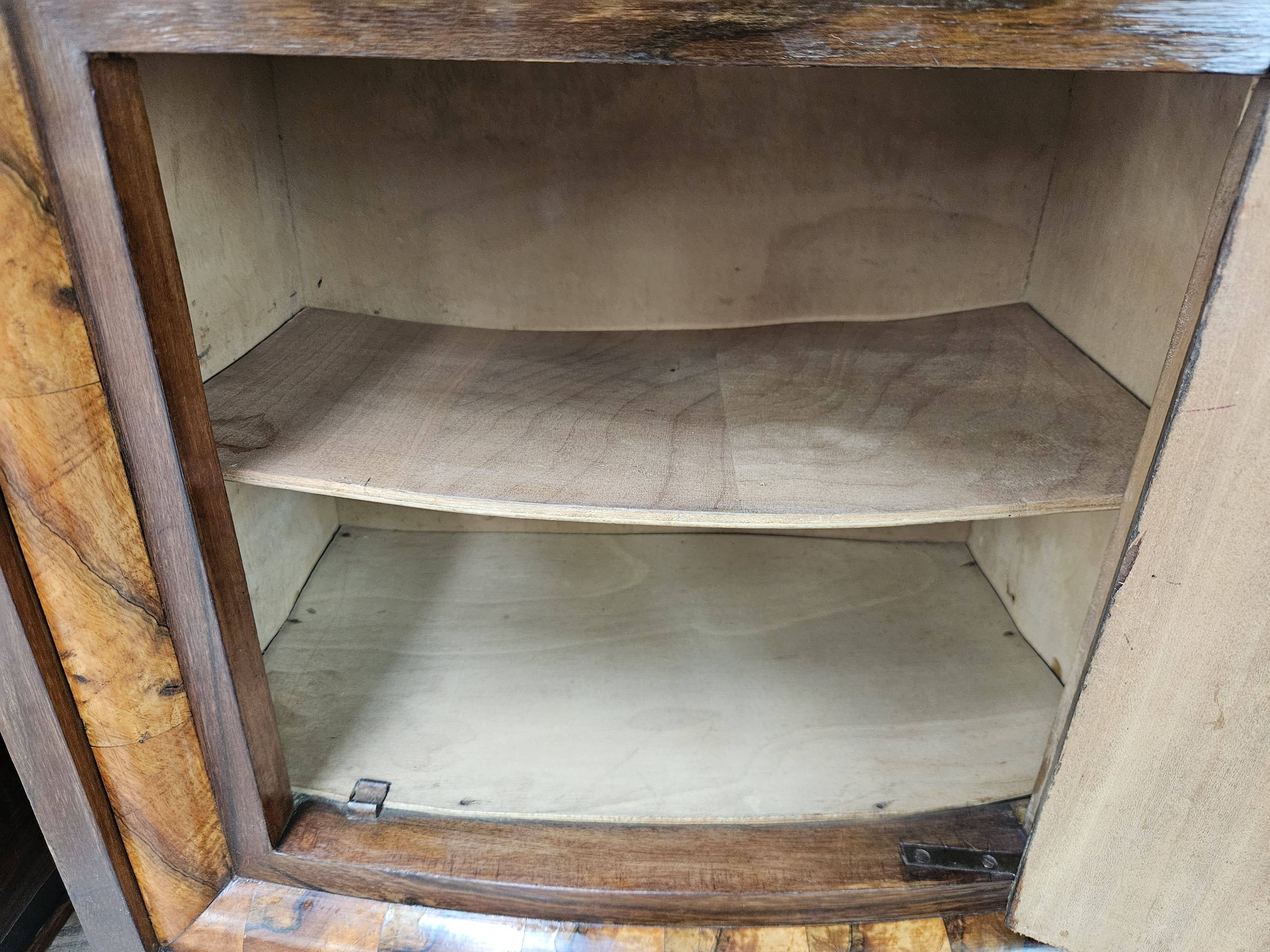Tuscan Art Decò bedside tables from the 1940s in walnut burl
