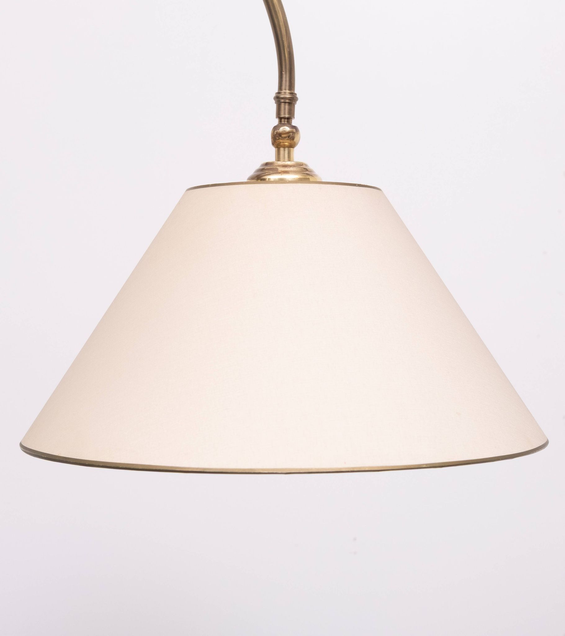 Lampadaire classique en laiton à col courbé, années 1950