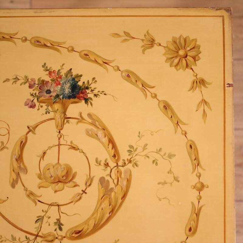 Table d'appoint laquée et dorée française par Sormani dans le style Louis XVI