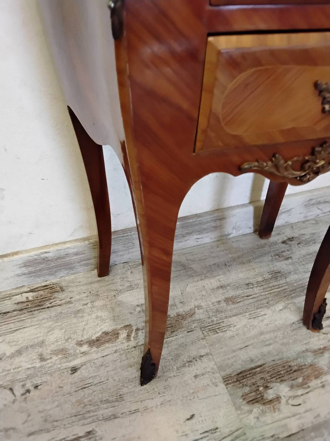 Chevet, meuble d’appoint en bois et marbre