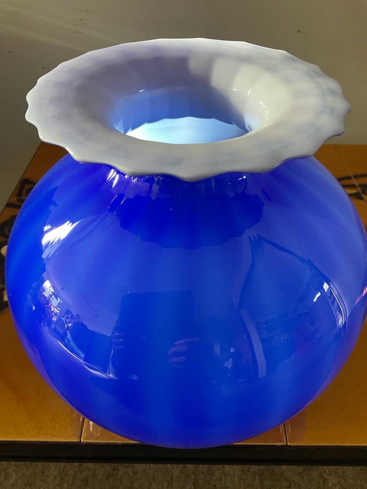 Grand vase boule Murano en pâte de verre bicolore