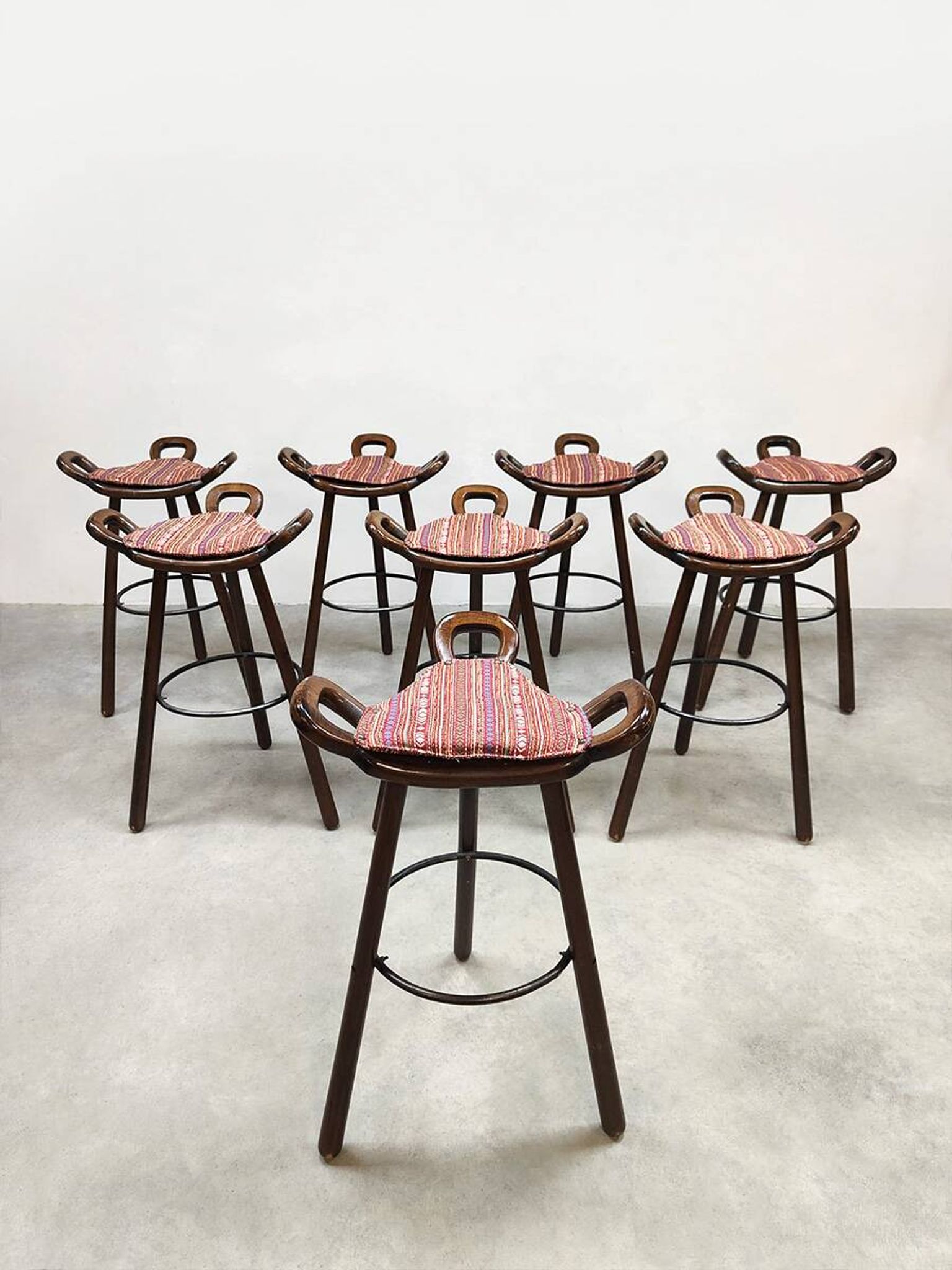 8 tabourets hauts en bois, Espagne 1960