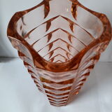Vase rose en verre taillé