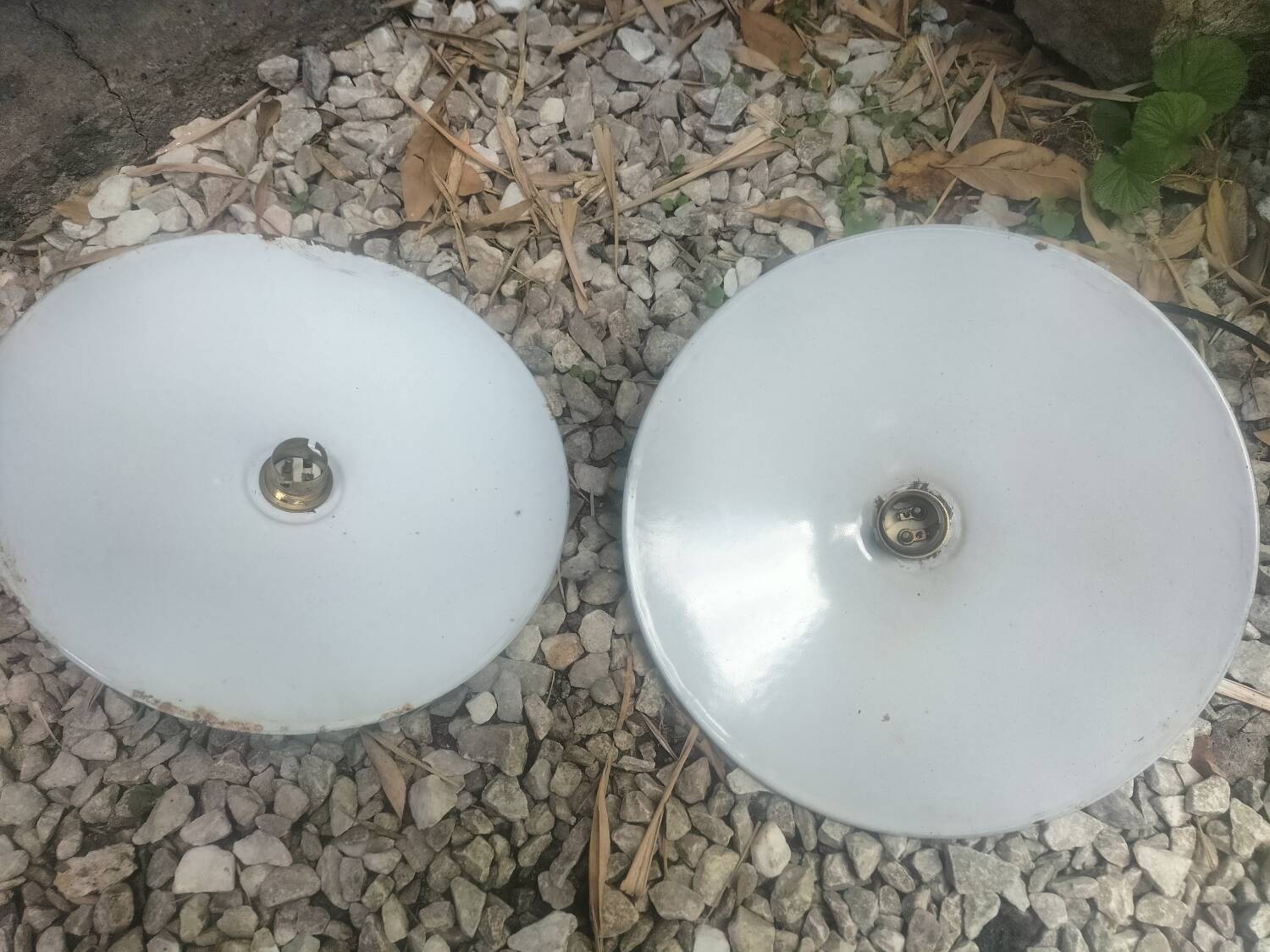 2 enamelled sheet metal suspensions