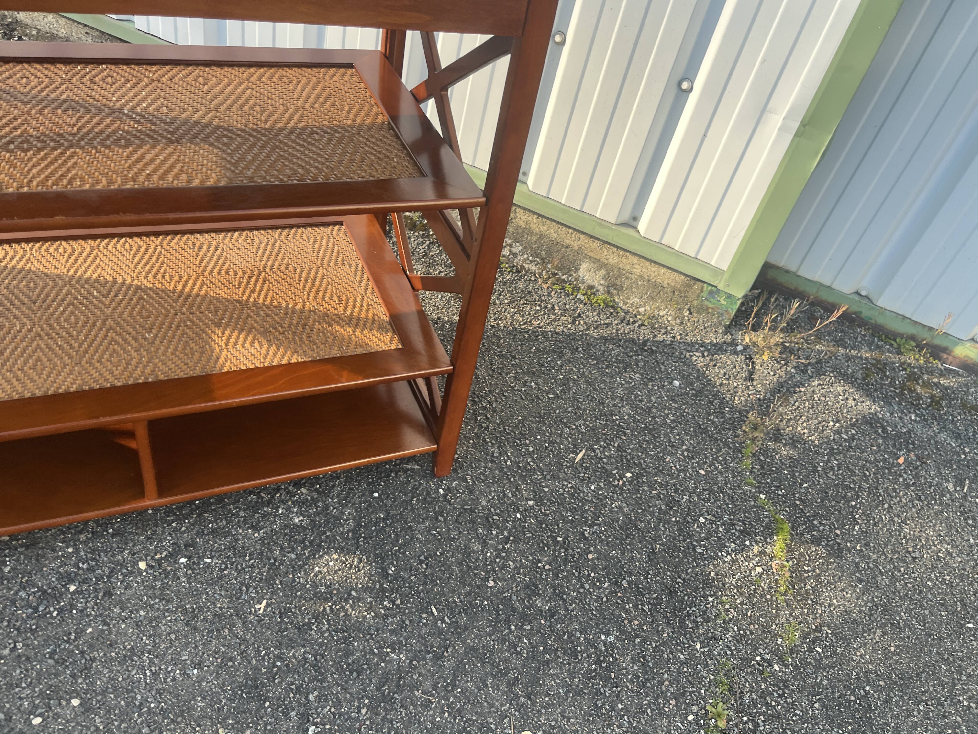 Console shelf in wood and wicker, colonial style.