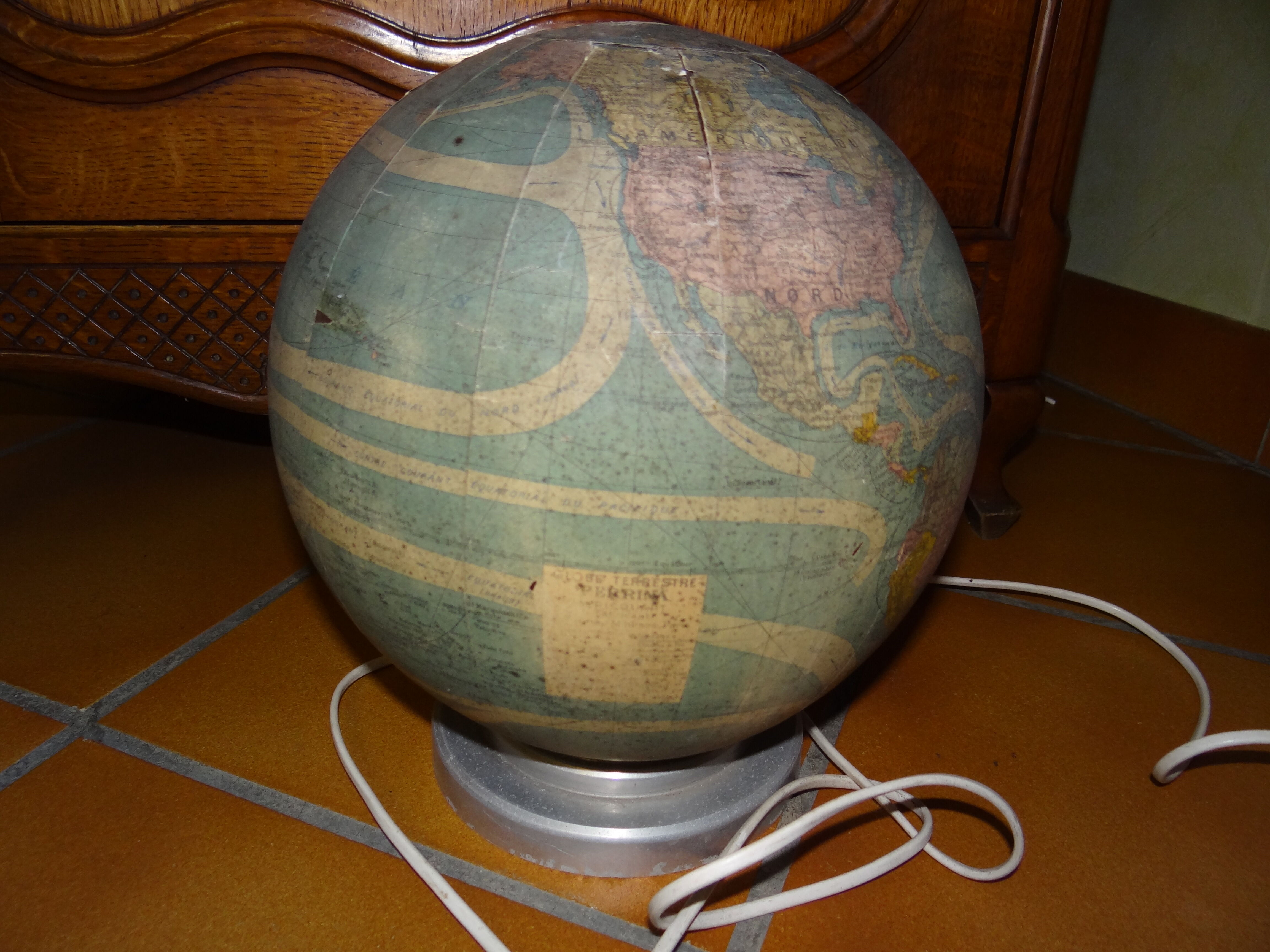 Perrina 1950 glass globe
