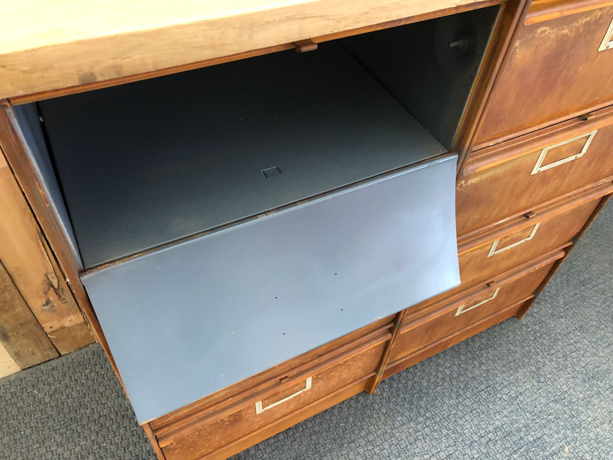 Meuble industriel à clapets chaussures Roneo effet rouillé