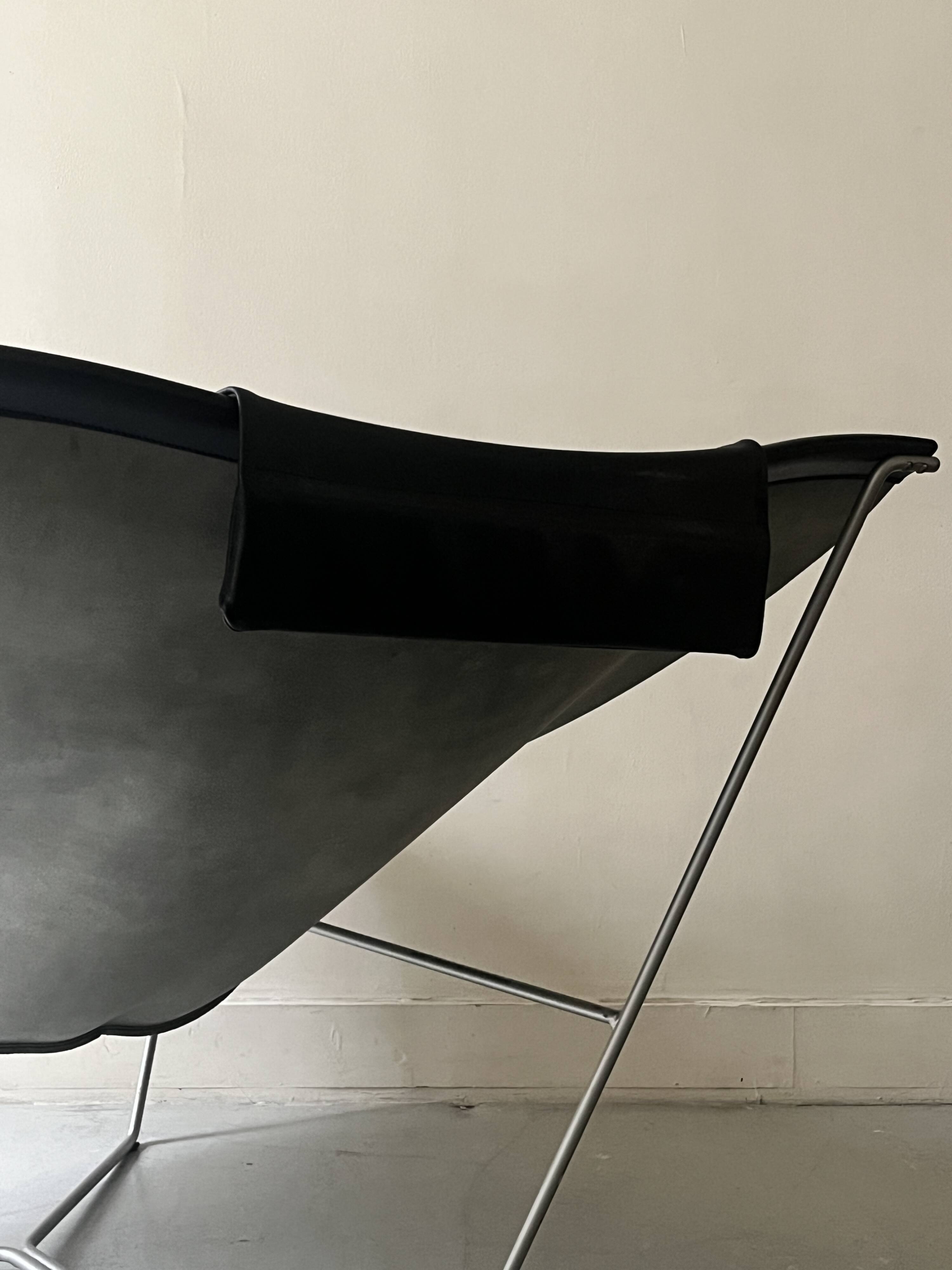 Design armchair Semana in black leather and steel by D. Weeks, limited edition 1980.